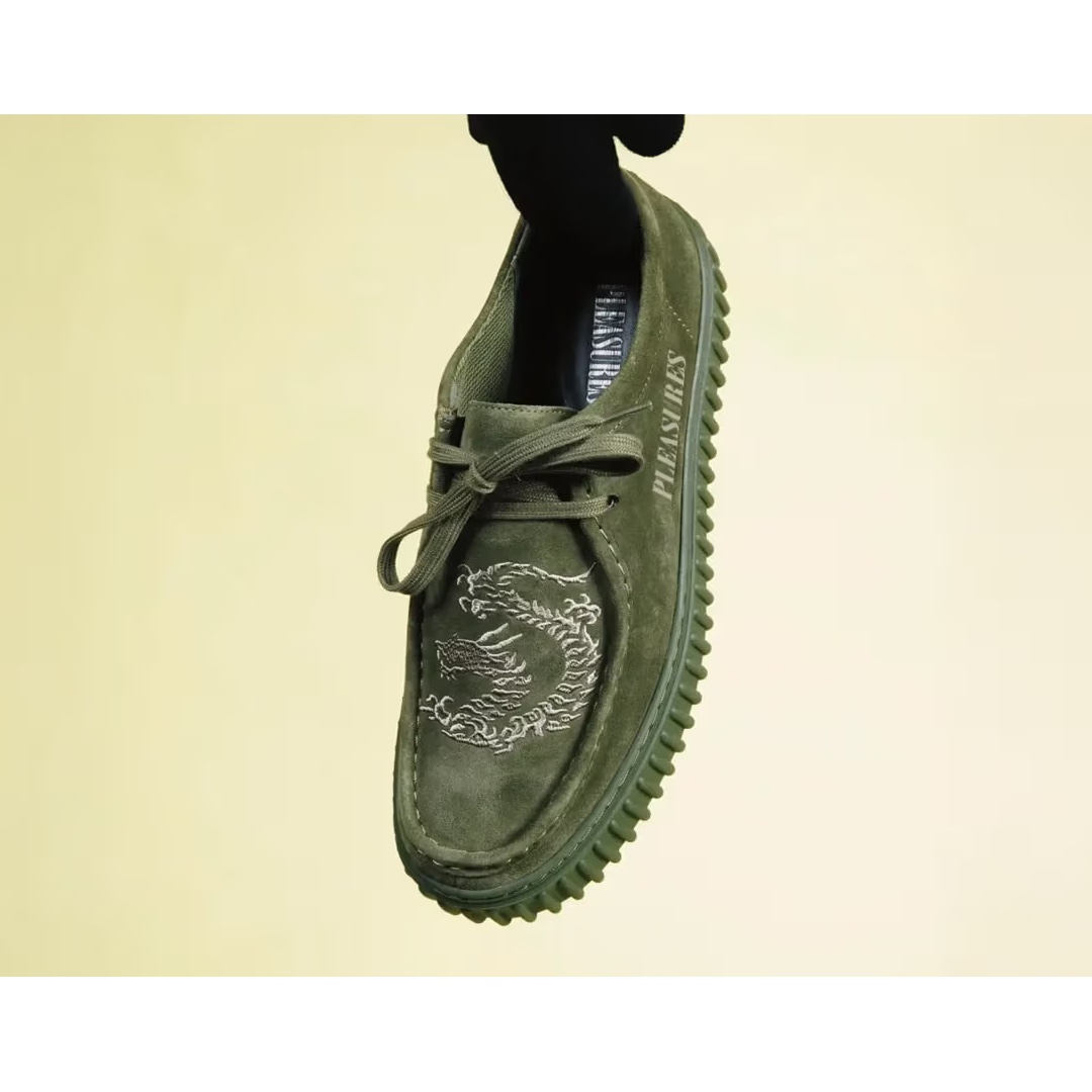 Clarks x Pleasures Torhill Dragon Low Olive Suede, Clarks x Pleasures Woven Torhill Black Suede 착용 스타일 - 3
