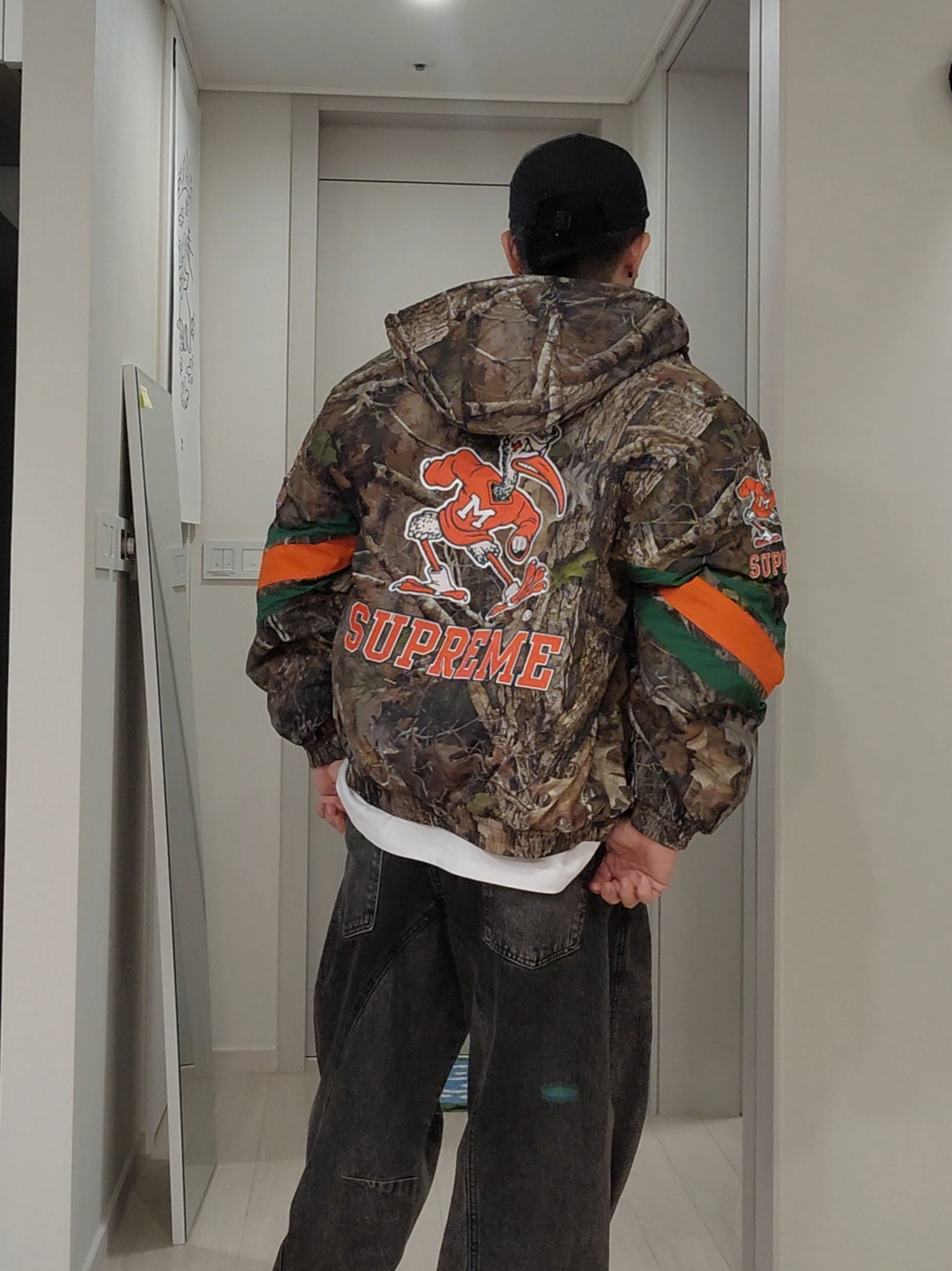 Supreme Mitchell & Ness NCAA Hooded Stadium Jacket TrueTimber Kanati Camo - 24FW, Supreme Box Logo Hooded Sweatshirt Ash Grey - 23FW 착용 스타일 - 5