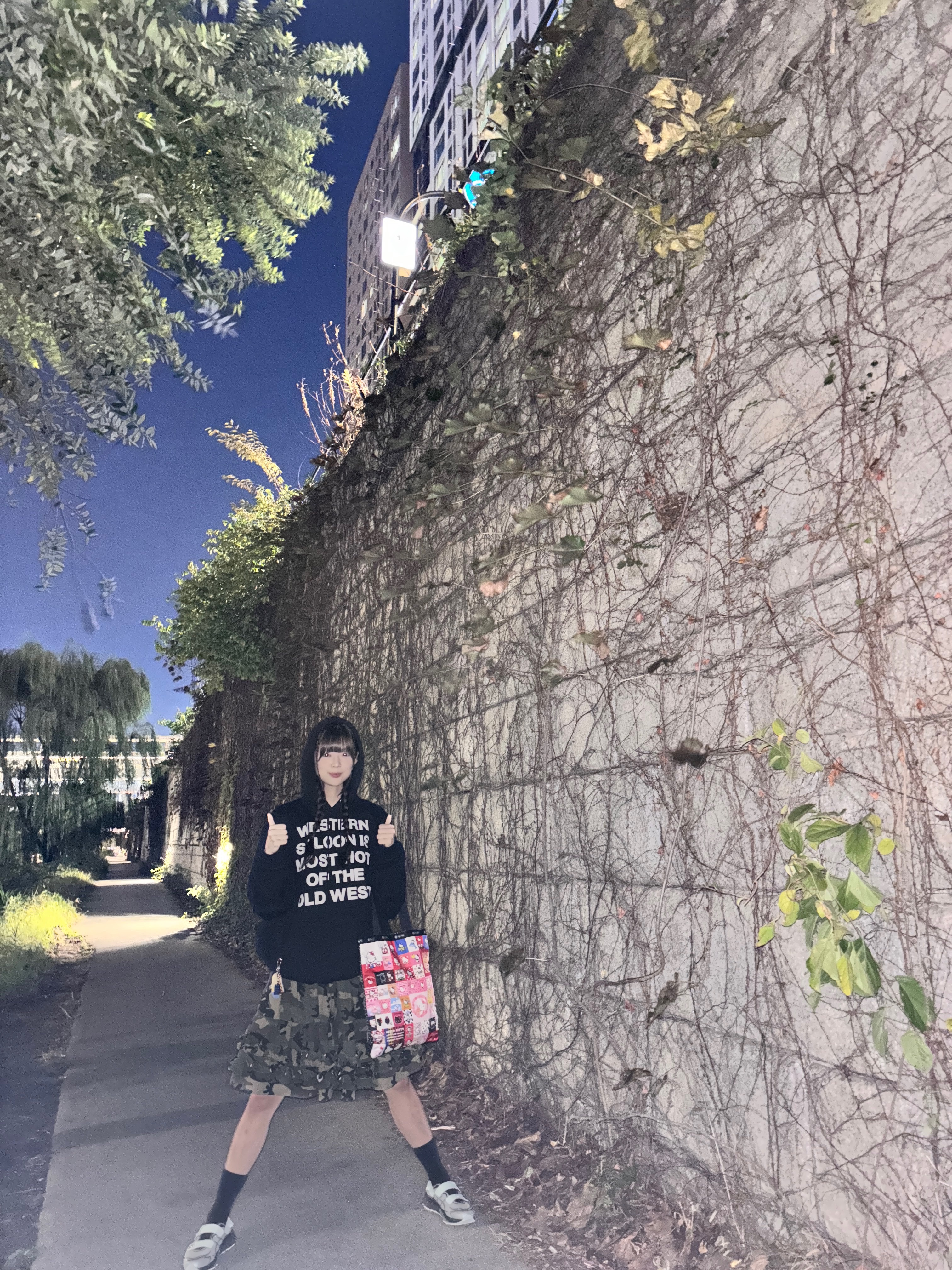 Thevinylhouse Typo Hoodie Black 착용 스타일