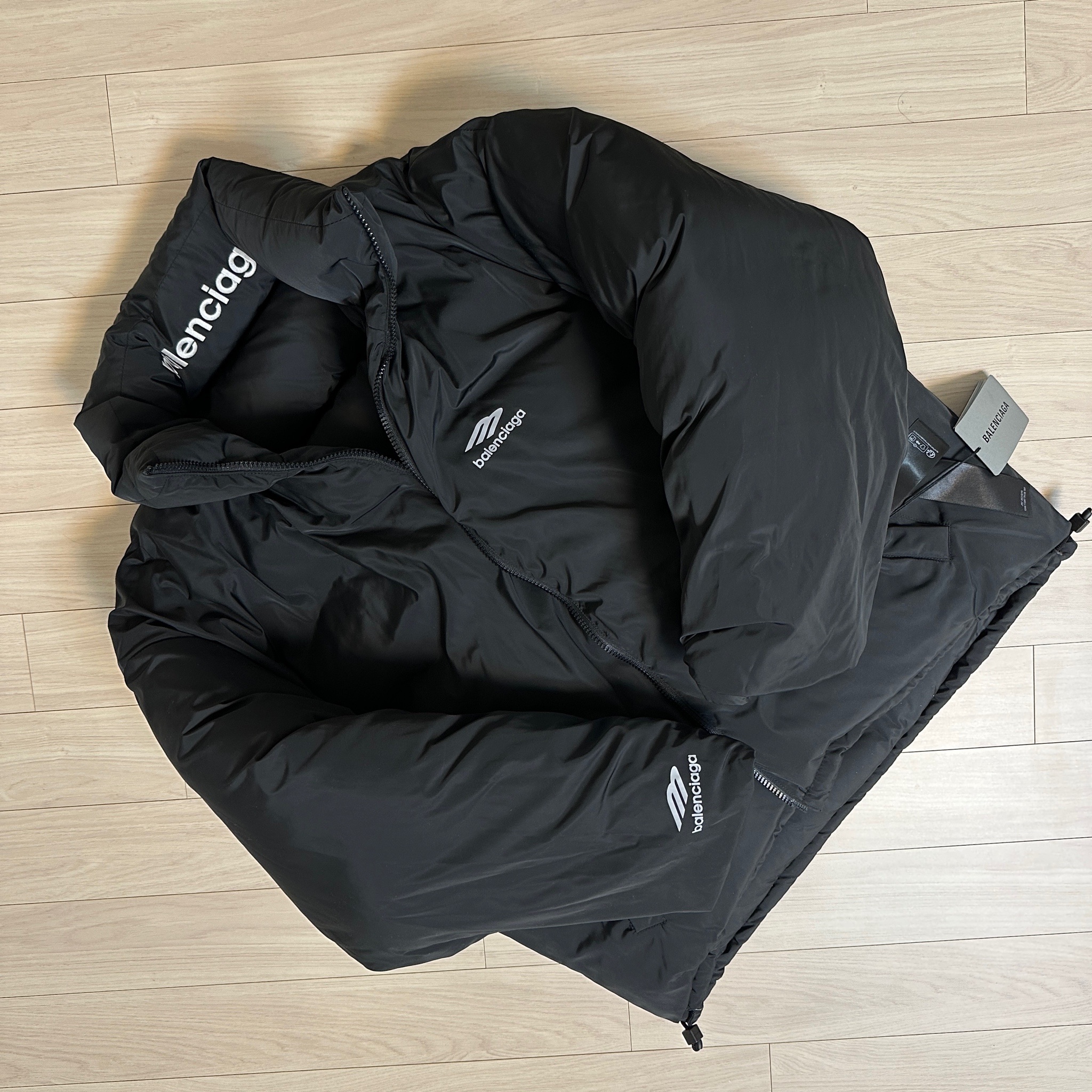 Balenciaga Logo Reversible Puffer Down Jacket Black 착용 스타일 - 2
