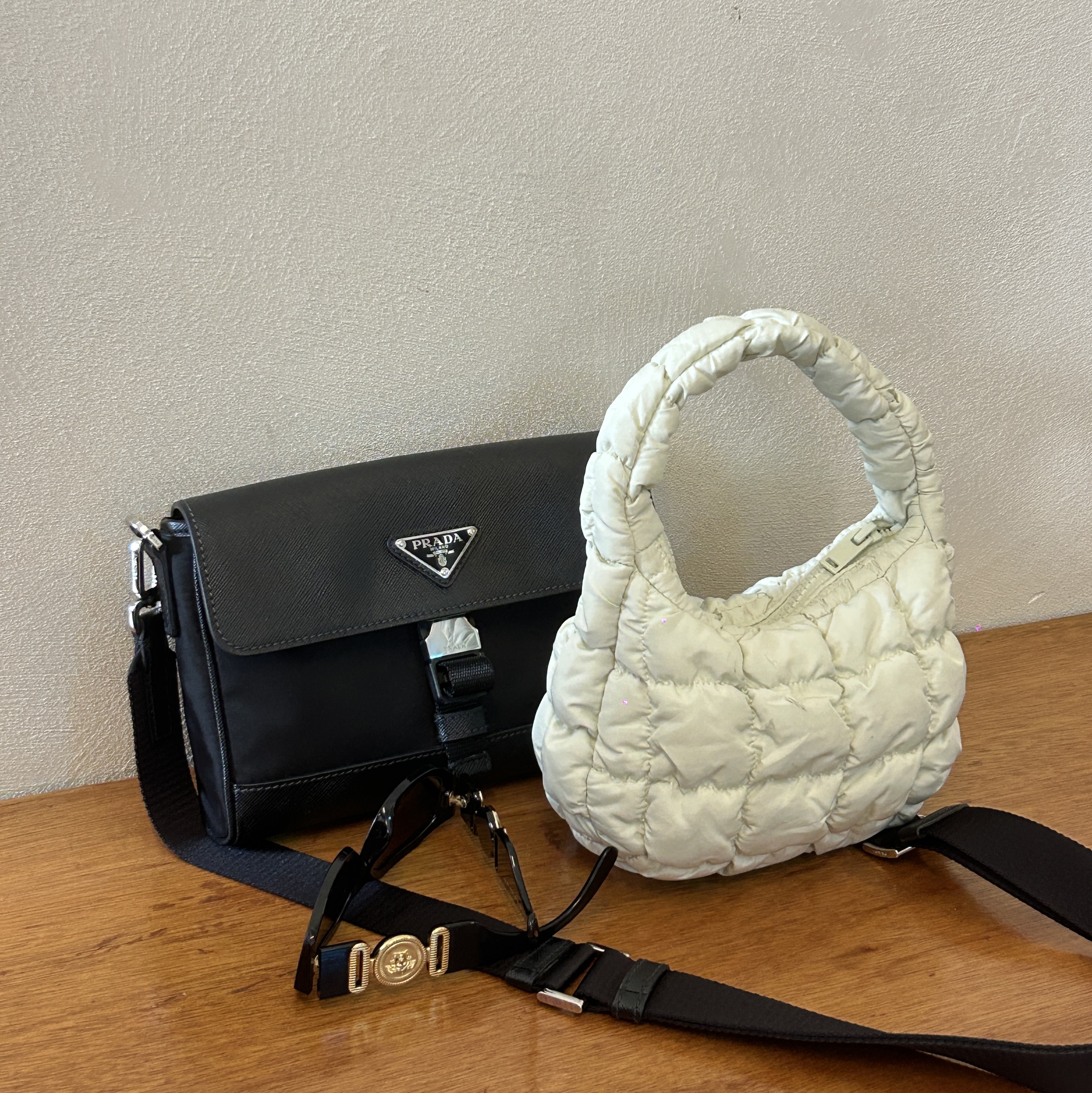 Prada Re-Nylon Saffiano Shoulder Bag Black, COS Quilted Mini Bag Cream 착용 스타일 - 2