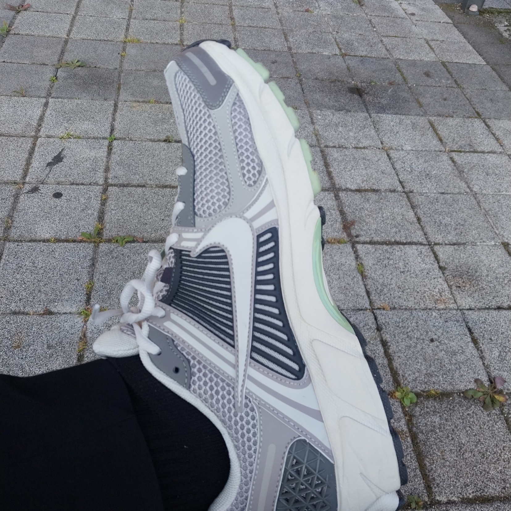 (W) Nike Zoom Vomero 5 Cobblestone and Flat Pewter 착용 스타일 - 2