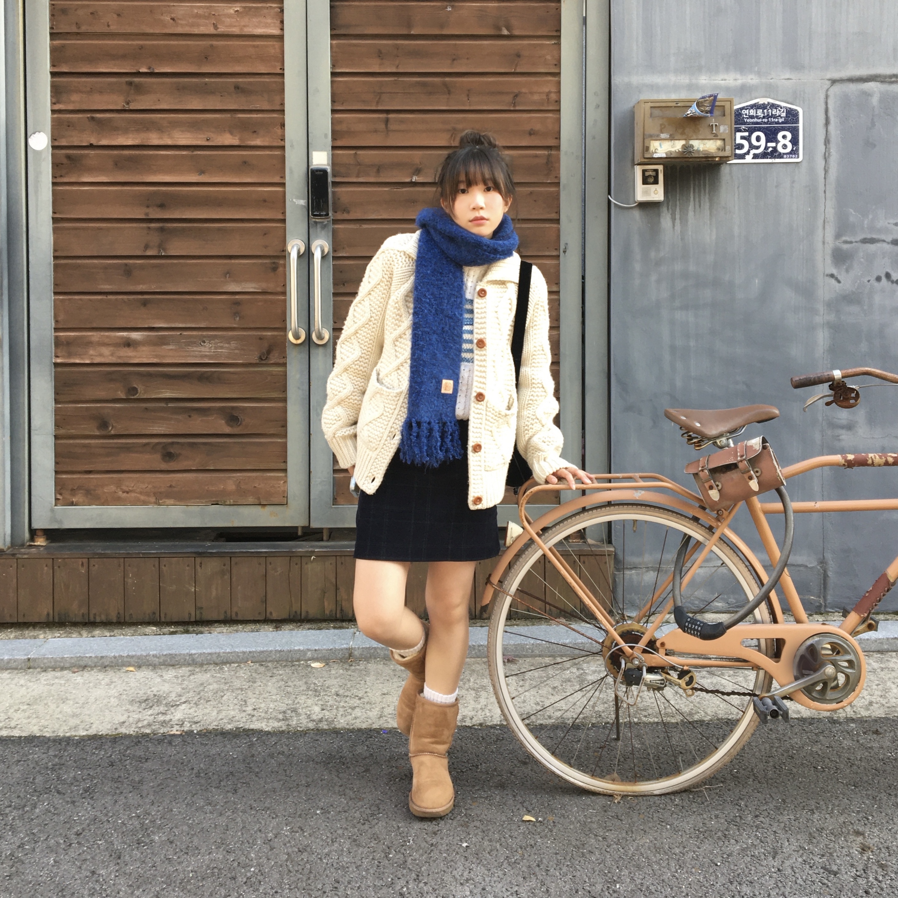 (W) UGG Classic Short II Boots Chestnut, The Barnnet Little Velvet Backpack Black 착용 스타일 - 1