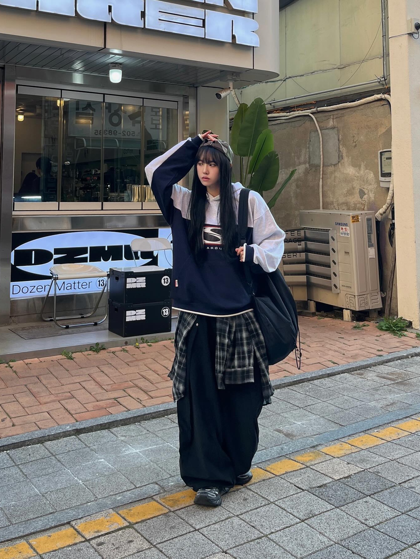 SPORT CHAMBER SC Big Flash Hoodie T-Shirt Navy 착용 스타일 - 2
