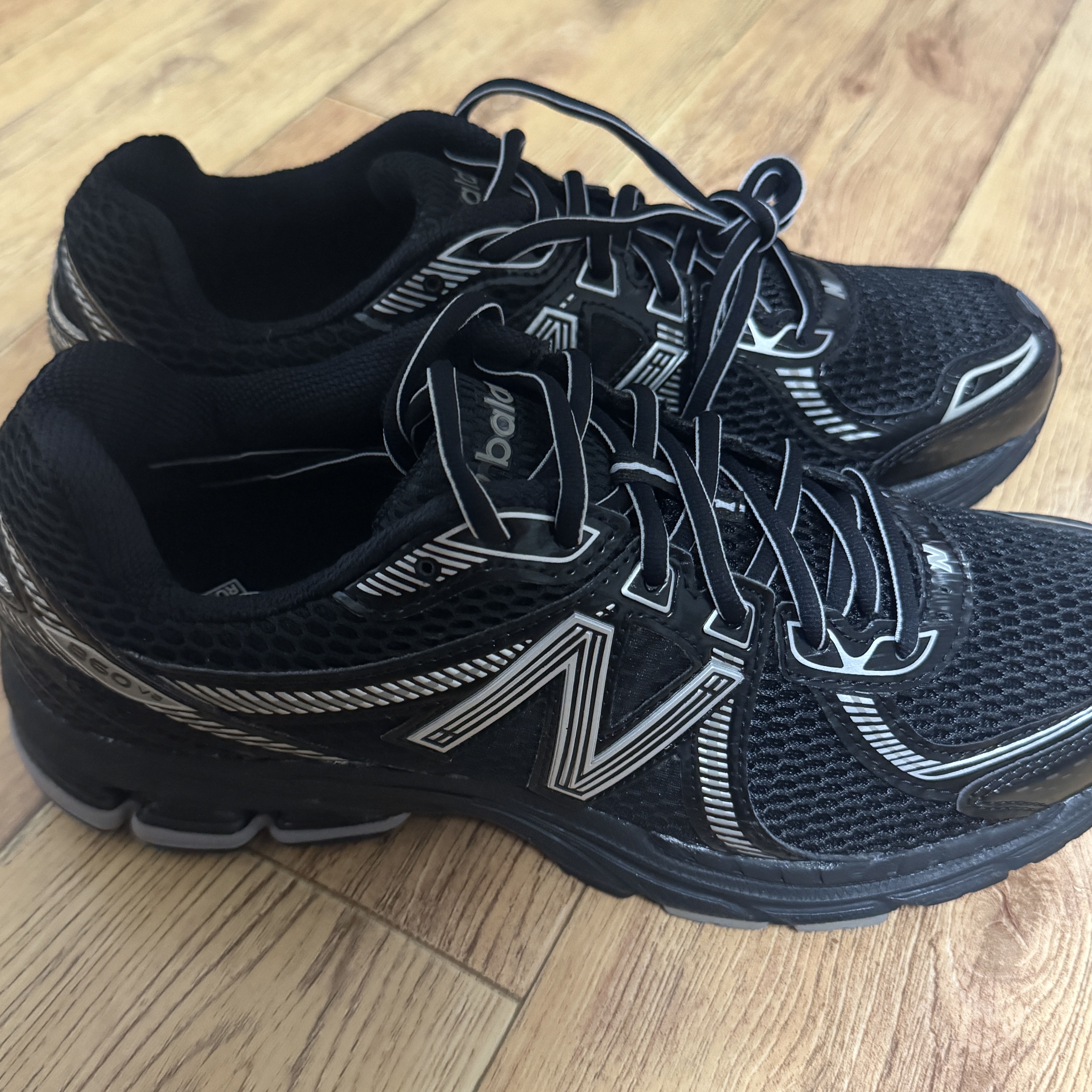 New Balance 860v2 Black Grey 착용 스타일 - 1