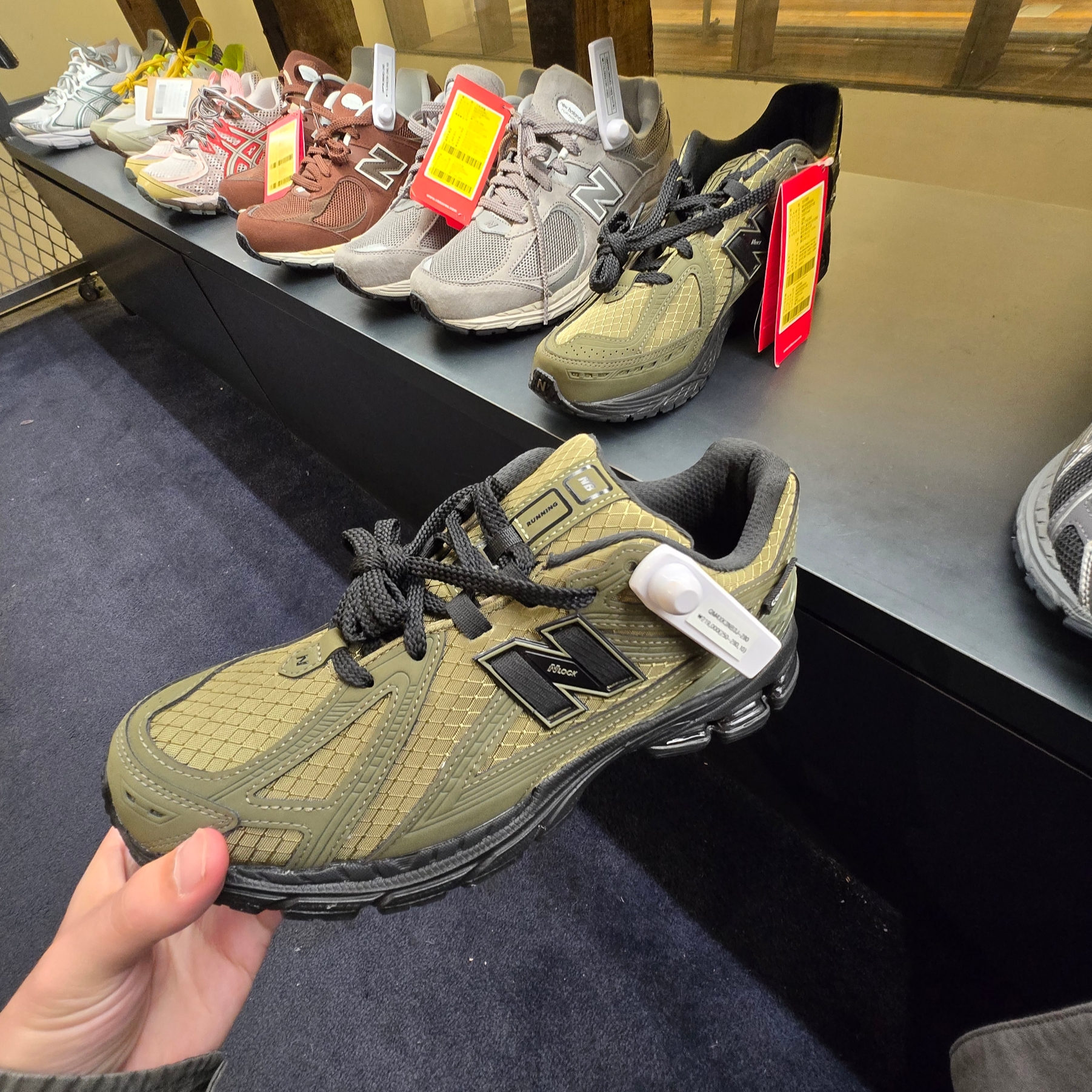 New Balance 1906R Dark Camo Black 착용 스타일 - 4