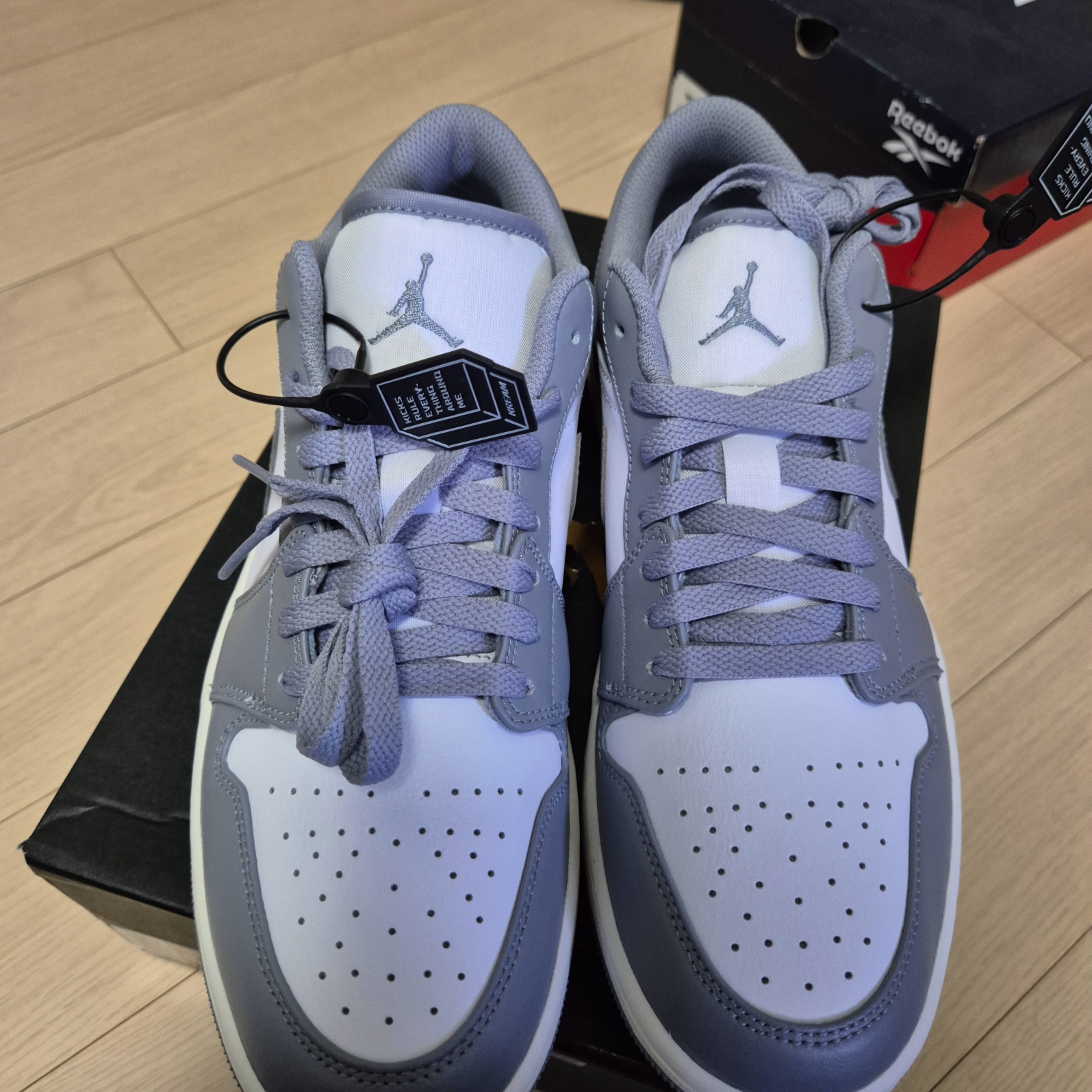 Jordan 1 Low Stealth and White 착용 스타일 - 2
