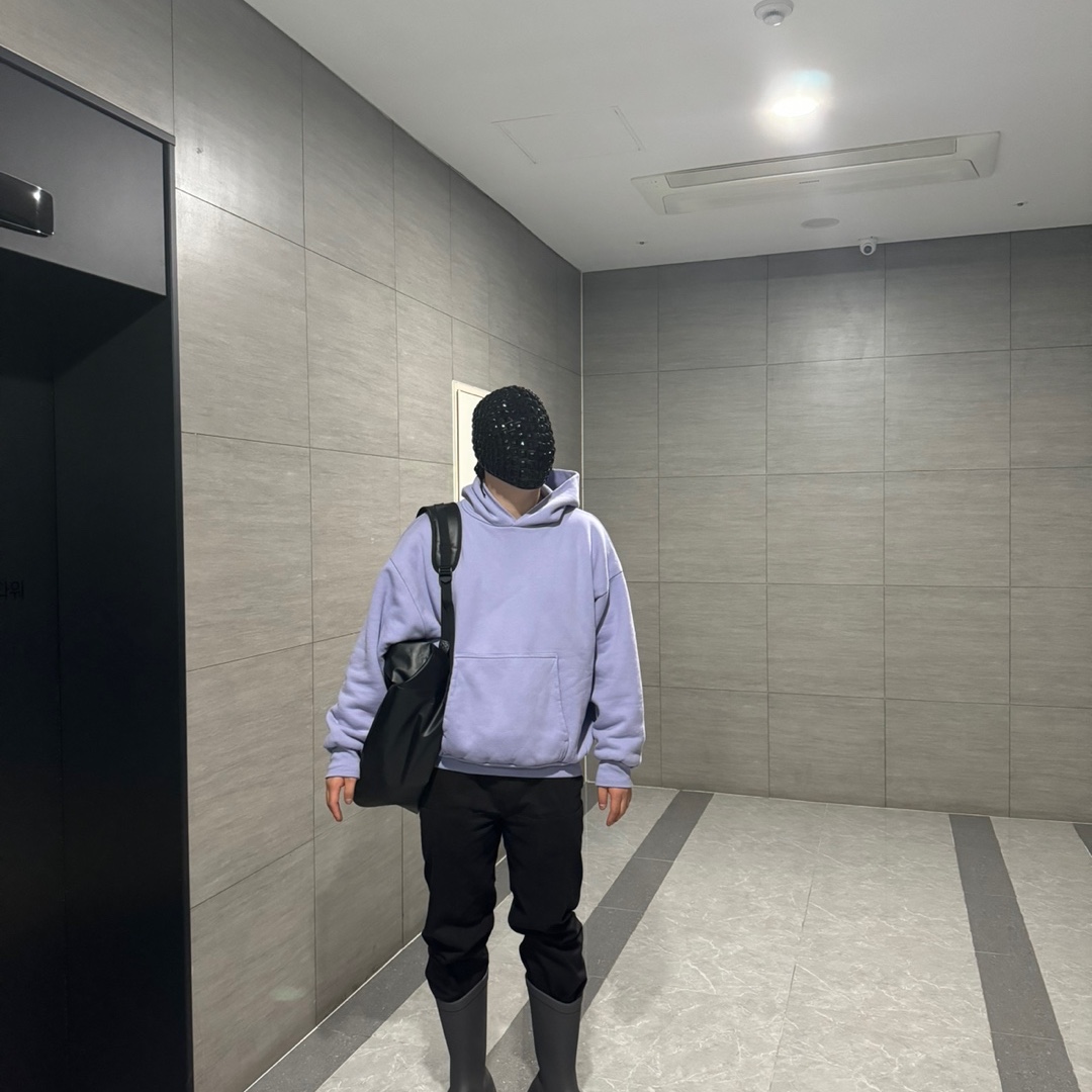 Yeezy Gap Engineered By Balenciaga 115 Dry Bag Black, Yeezy Gap Engineered By Balenciaga Sateen Cargo Pants Black 착용 스타일 - 3