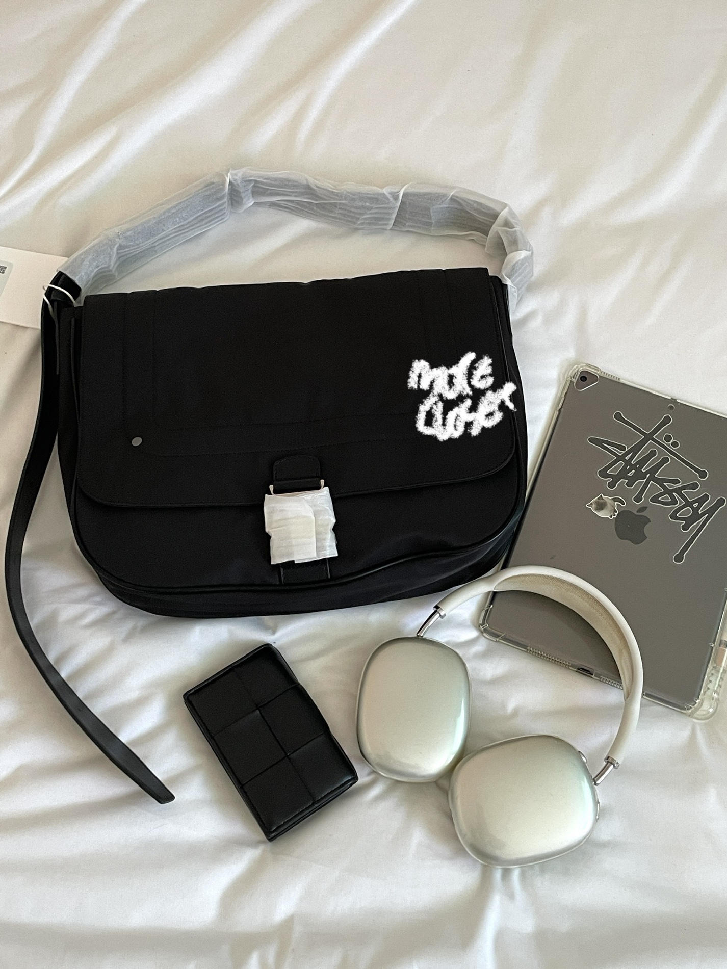 Matin Kim Big Buckle Bag Black, Bottega Veneta Cassette Business Card Case Black 착용 스타일