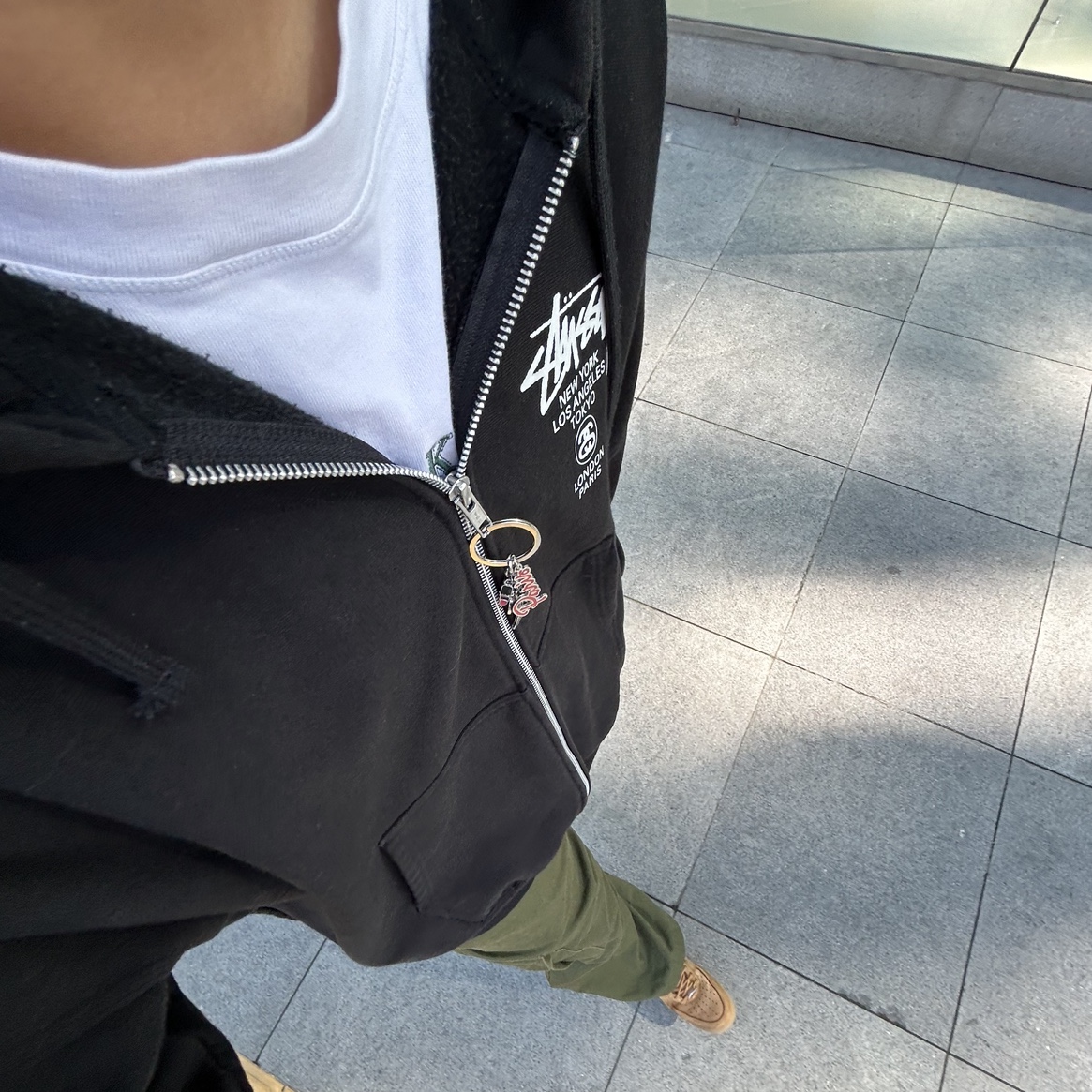 Nike x Supreme Air Force 1 Low Flax, Stussy World Tour Hoodie Black 2023 착용 스타일 - 1