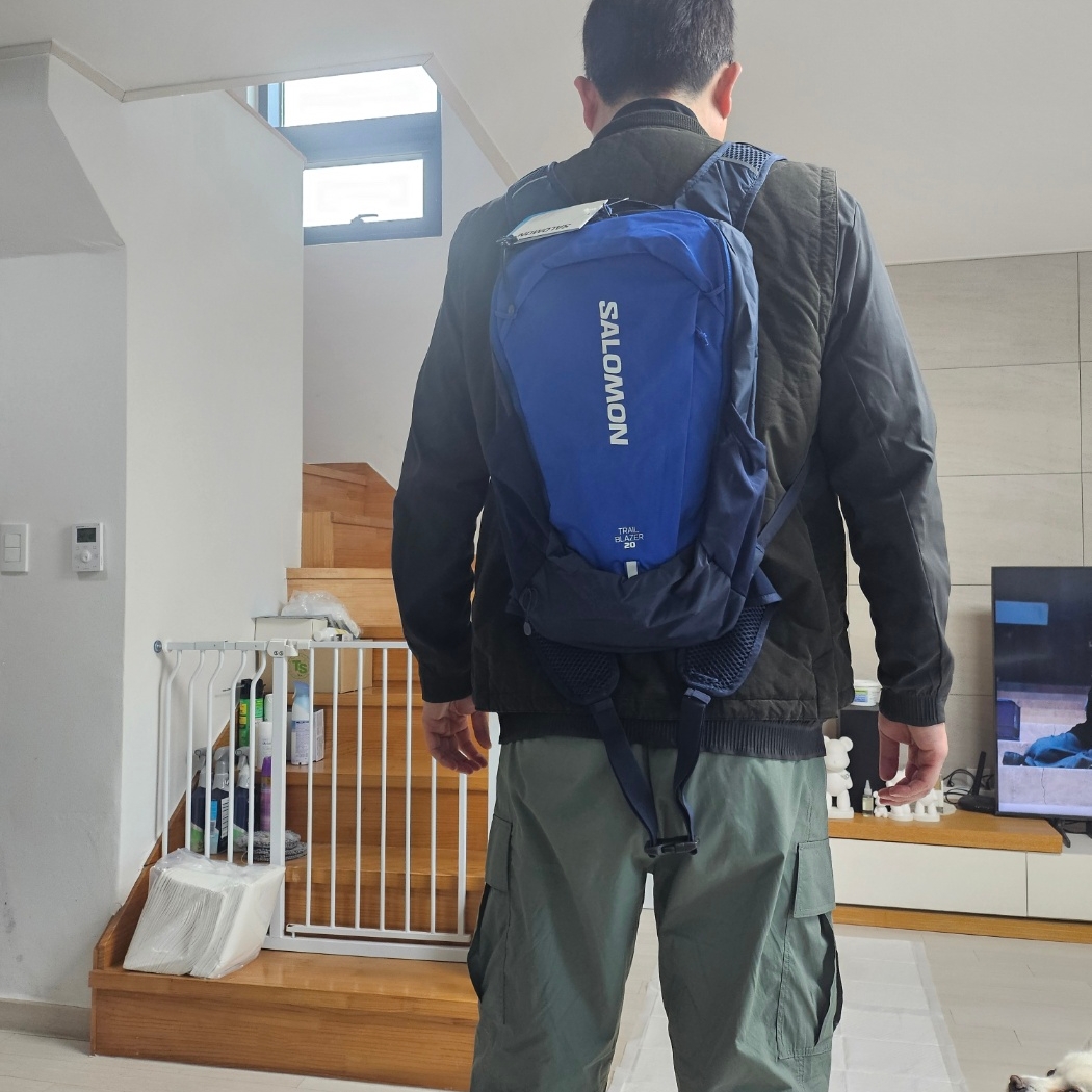 Salomon Trailblazer 20 Surf The Web Black Iris 착용 스타일
