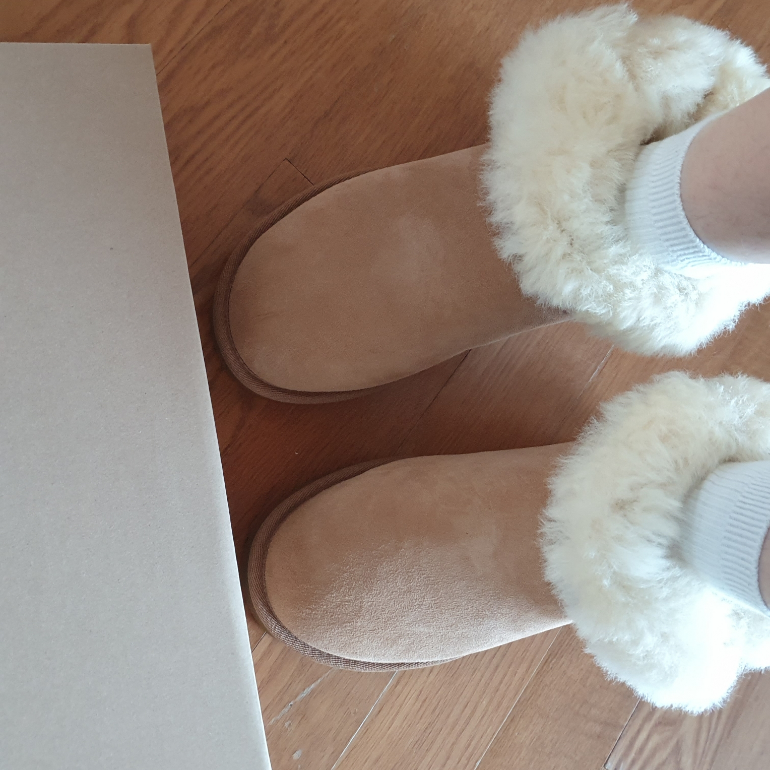 (W) UGG Mini Bailey Button II Boots Chestnut 착용 스타일 - 1