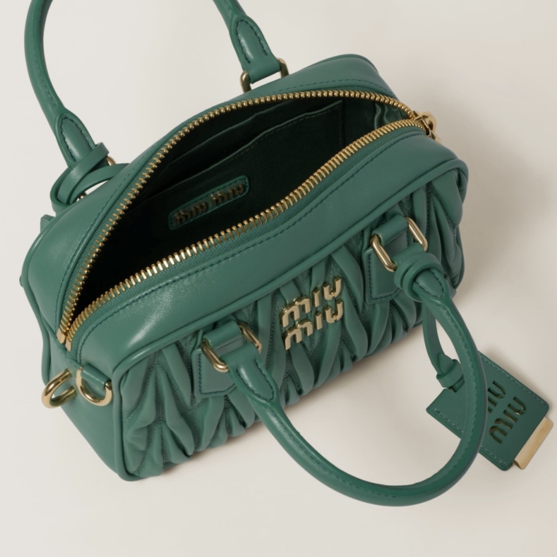 Miu Miu Matelasse Nappa Leather Top Handle Bag Sage Green 착용 스타일 - 2