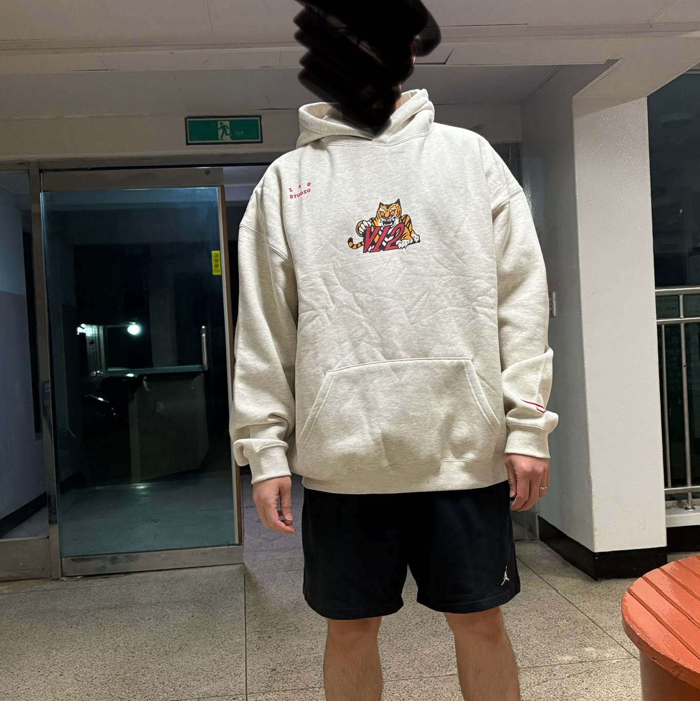 Kia Tigers x IAB Studio V12 Hoodie Ivory 착용 스타일 - 1