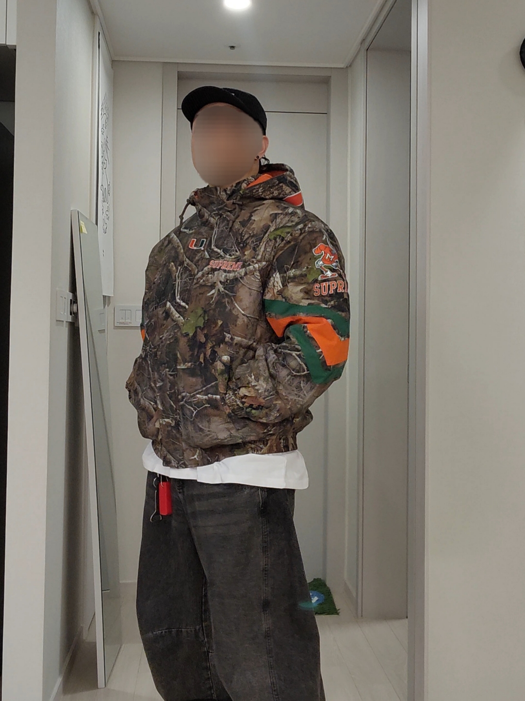 Supreme Mitchell & Ness NCAA Hooded Stadium Jacket TrueTimber Kanati Camo - 24FW, Supreme Box Logo Hooded Sweatshirt Ash Grey - 23FW 착용 스타일 - 7
