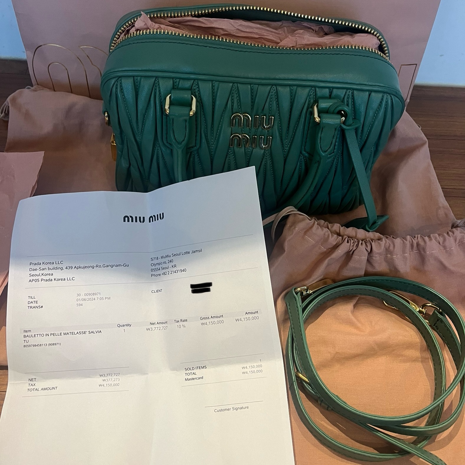 Miu Miu Matelasse Nappa Leather Top Handle Bag Sage Green 착용 스타일