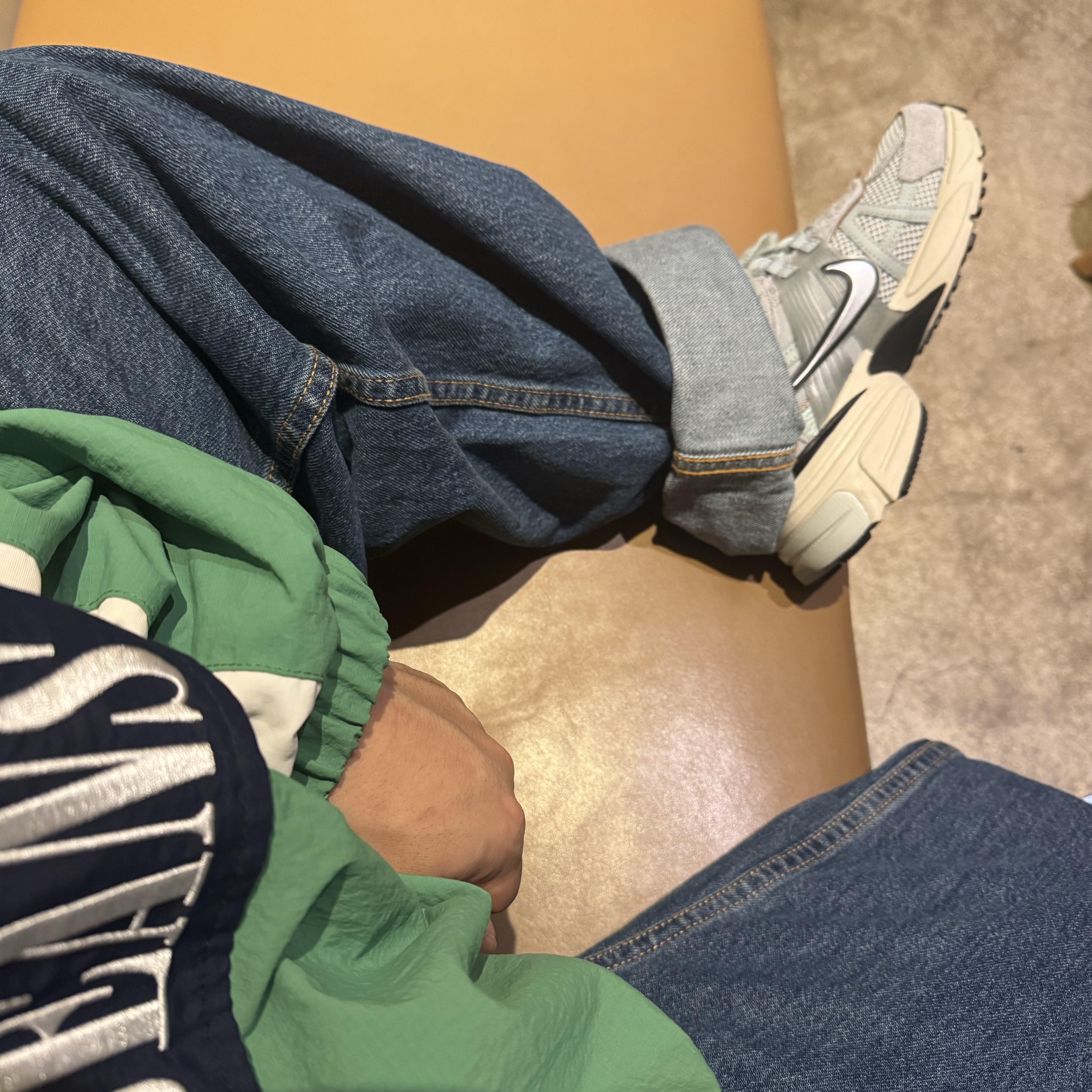 Nike V2K Run Light Pumice Light Orewood Brown 착용 스타일
