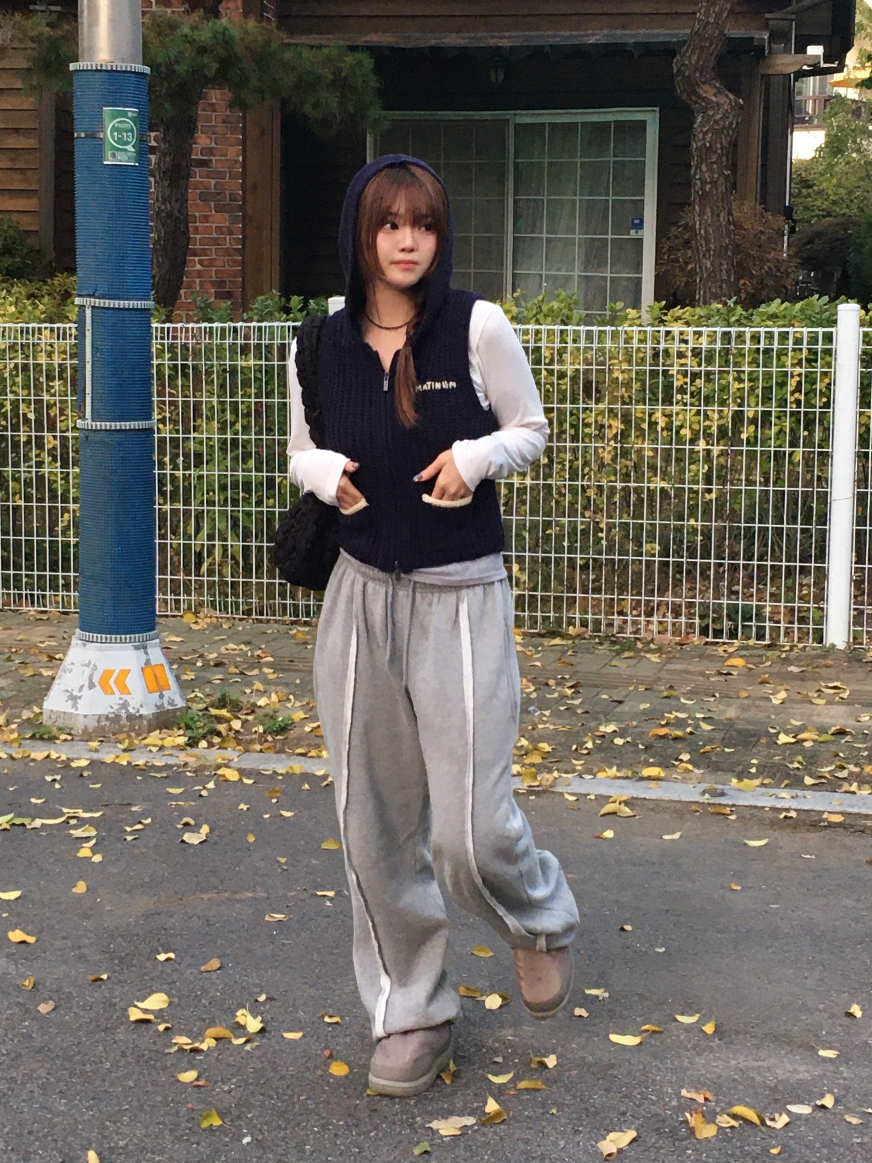 (W) Matin Kim Pocket Hoody Zip Up Knit Vest Navy, COS Quilted Mini Bag Black 착용 스타일 - 3