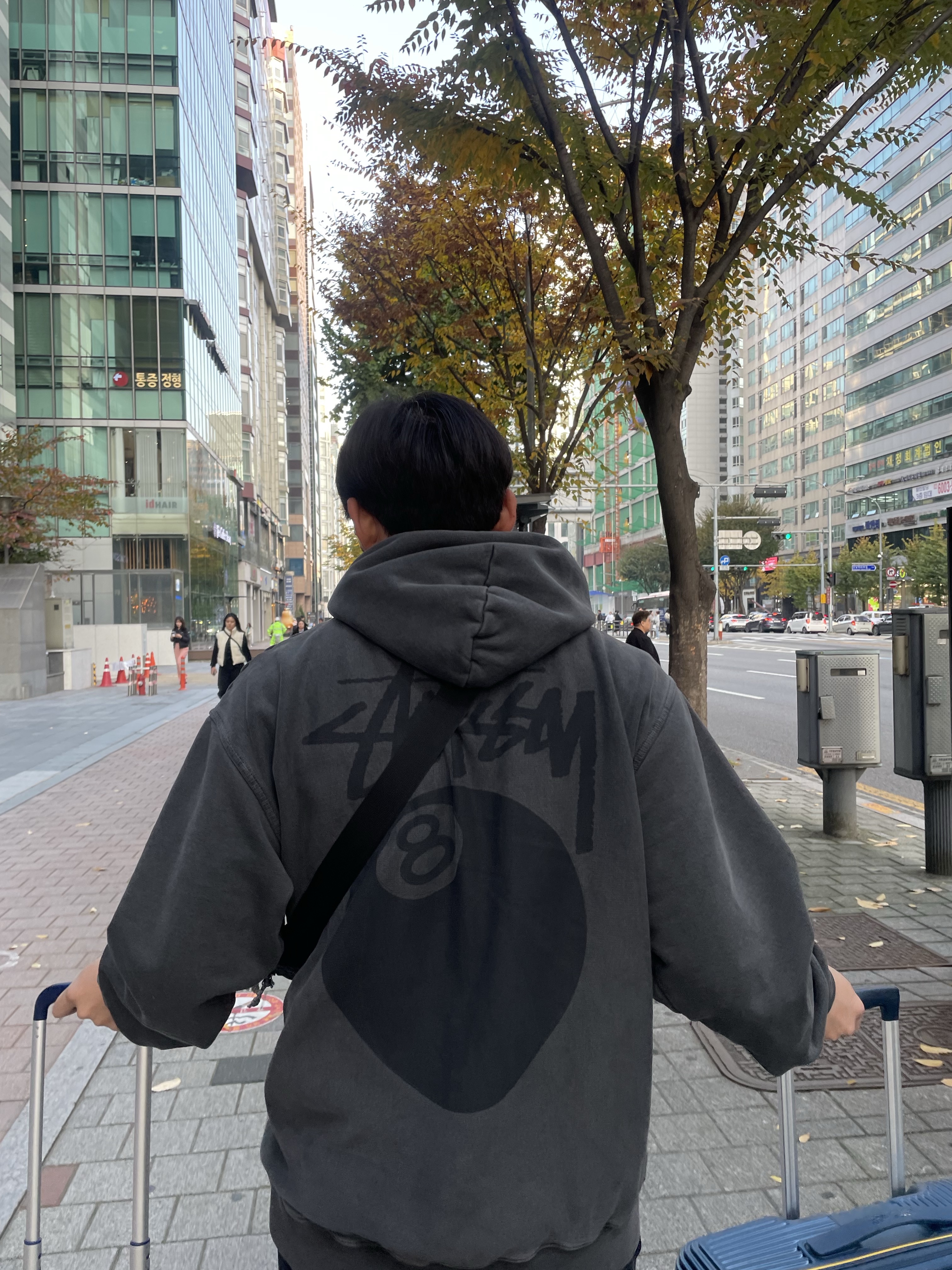 Stussy 8 Ball Hoodie Pigment Dyed Black 착용 스타일 - 1