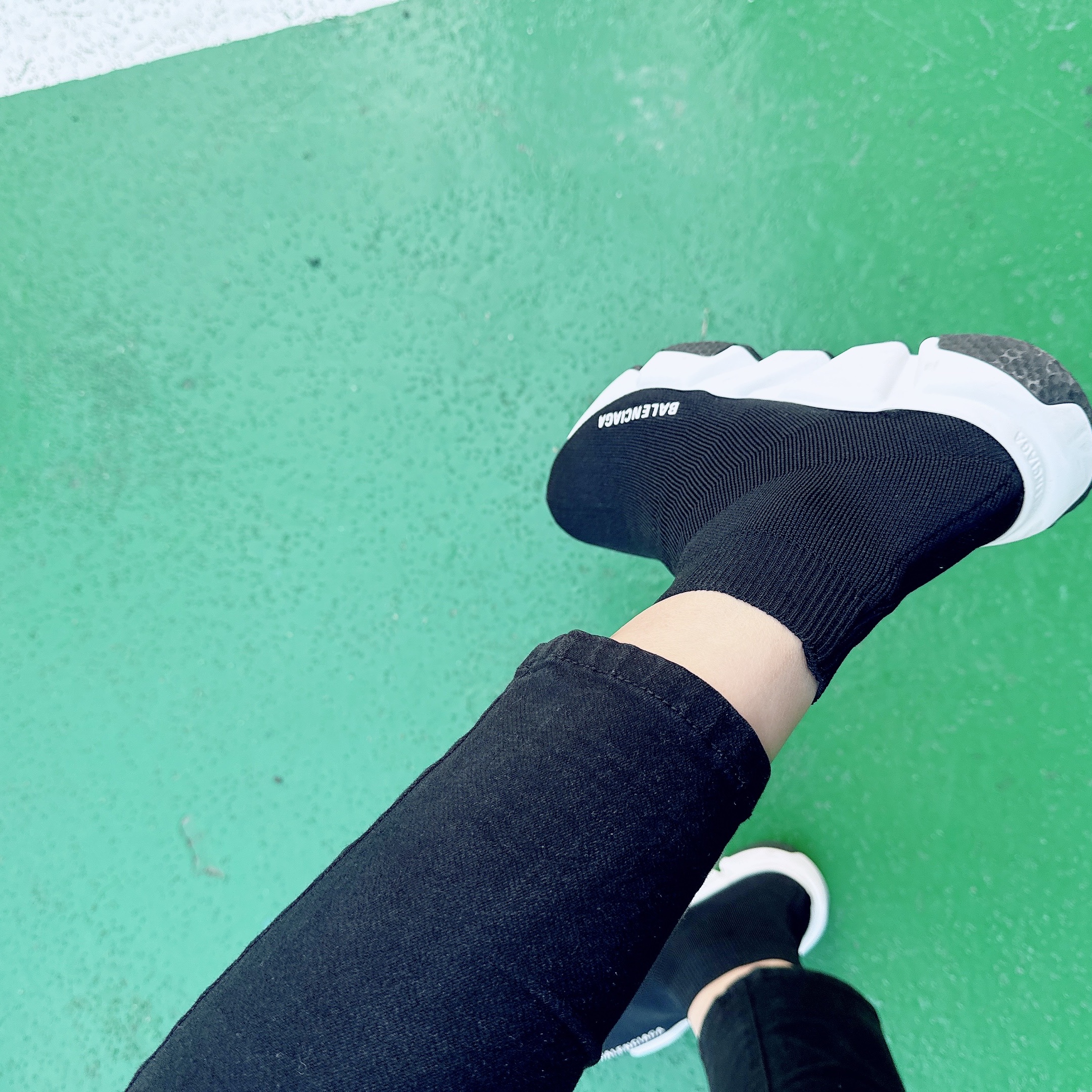 (W) Balenciaga Speed Trainer Black White 2021/2022 착용 스타일 - 2