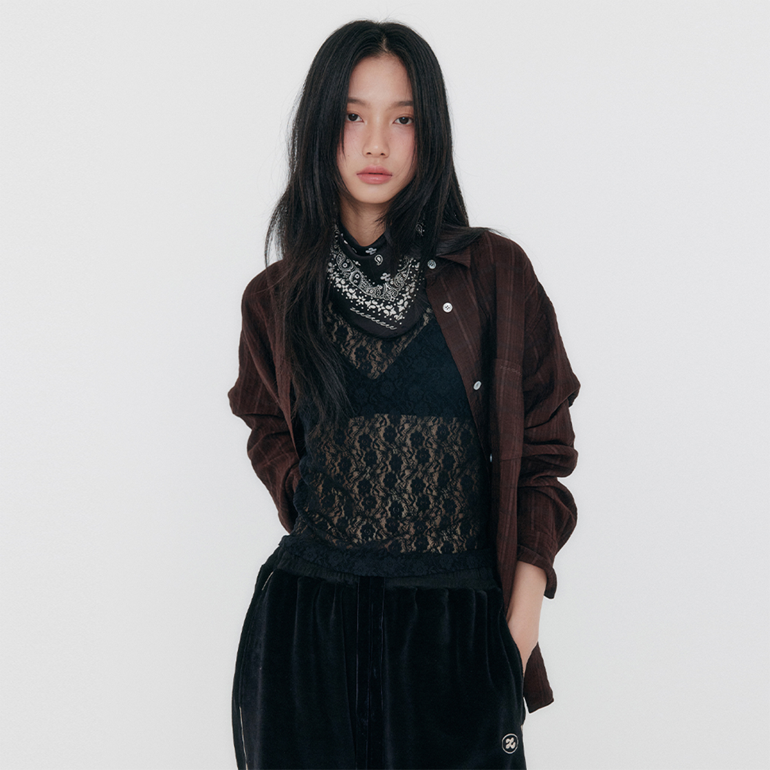 지지지 플로럴 레이스 탑 블랙(zeezeezee Floral Fitted Top Black) - 2