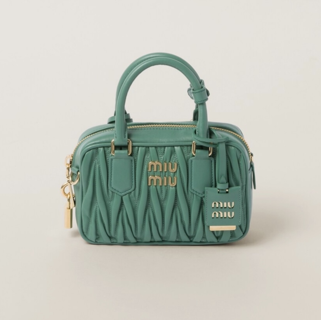 Miu Miu Matelasse Nappa Leather Top Handle Bag Sage Green 착용 스타일 - 1