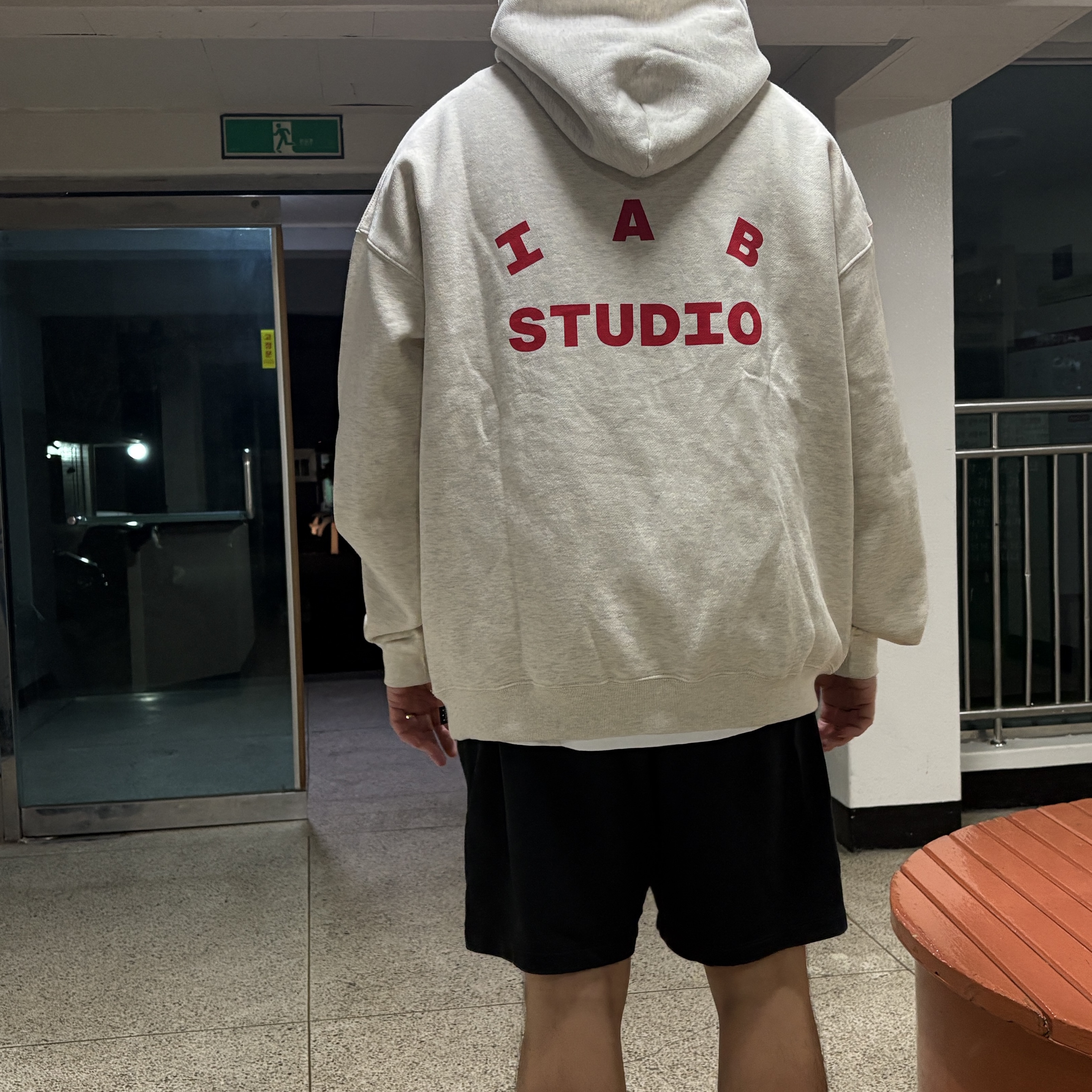 Kia Tigers x IAB Studio V12 Hoodie Ivory 착용 스타일 - 2