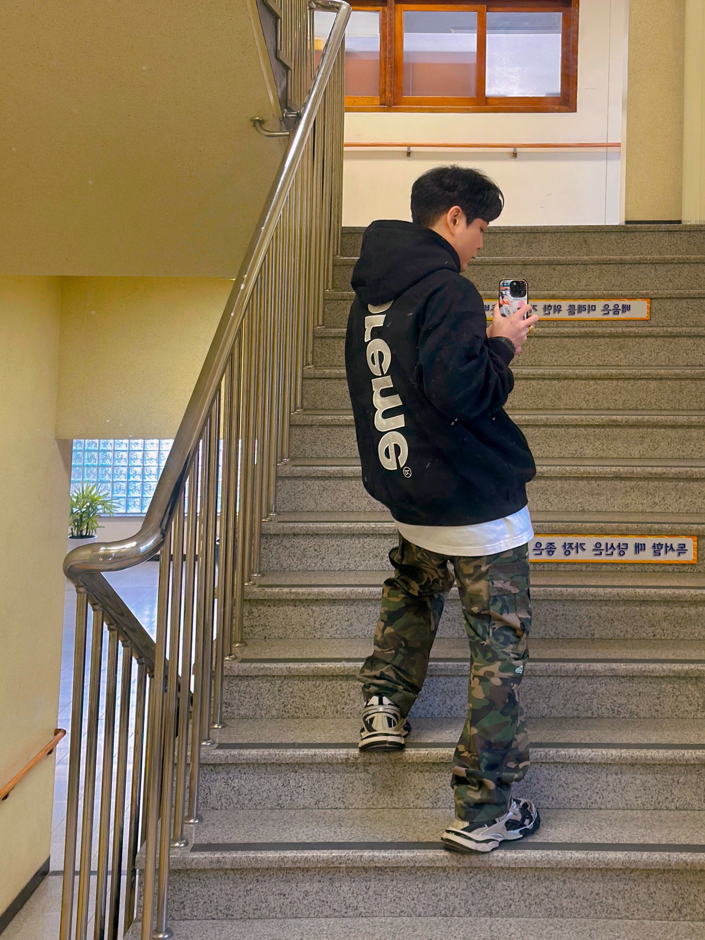 Supreme Satin Applique Hooded Sweatshirt Black - 24FW 착용 스타일 - 2
