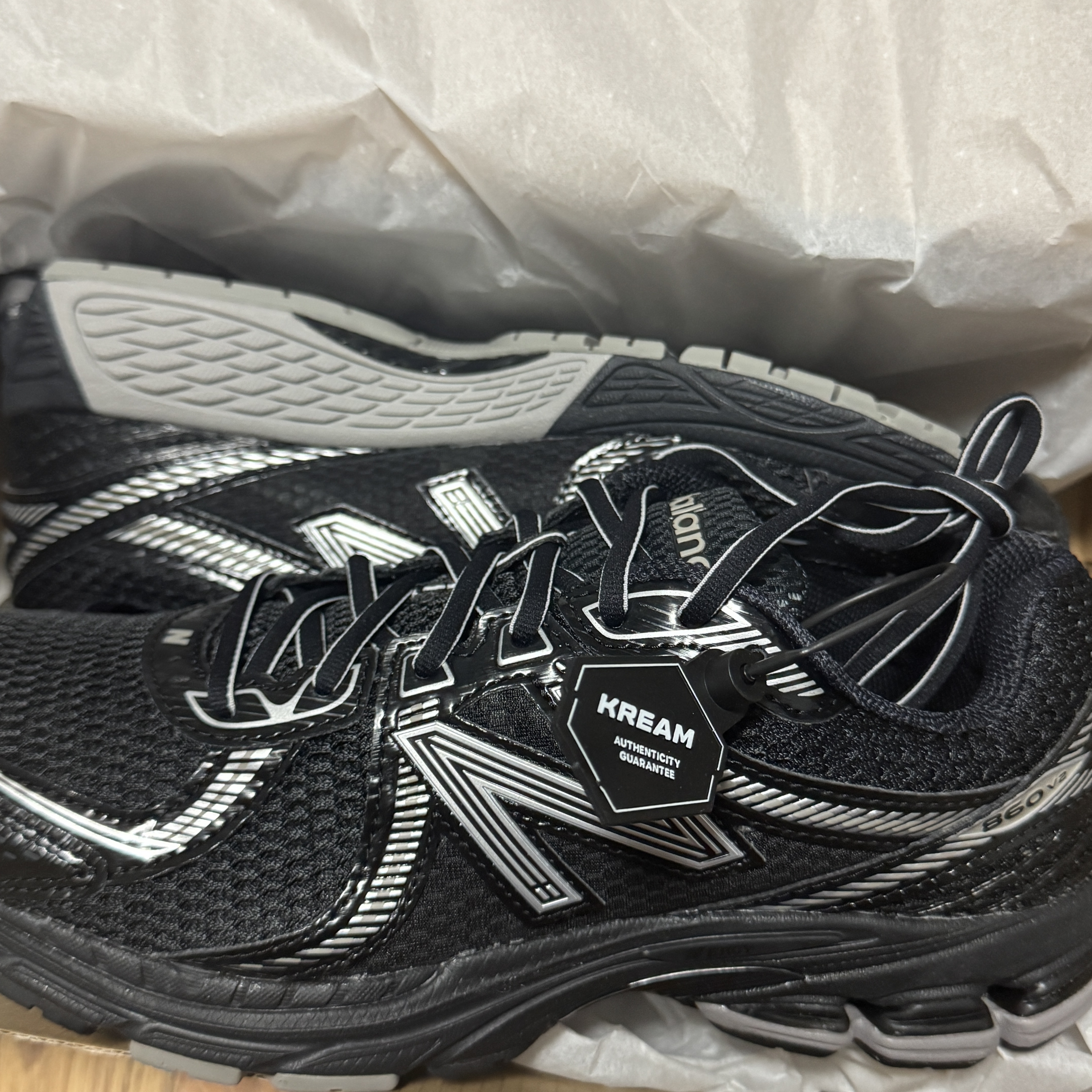 New Balance 860v2 Black Grey 착용 스타일 - 3