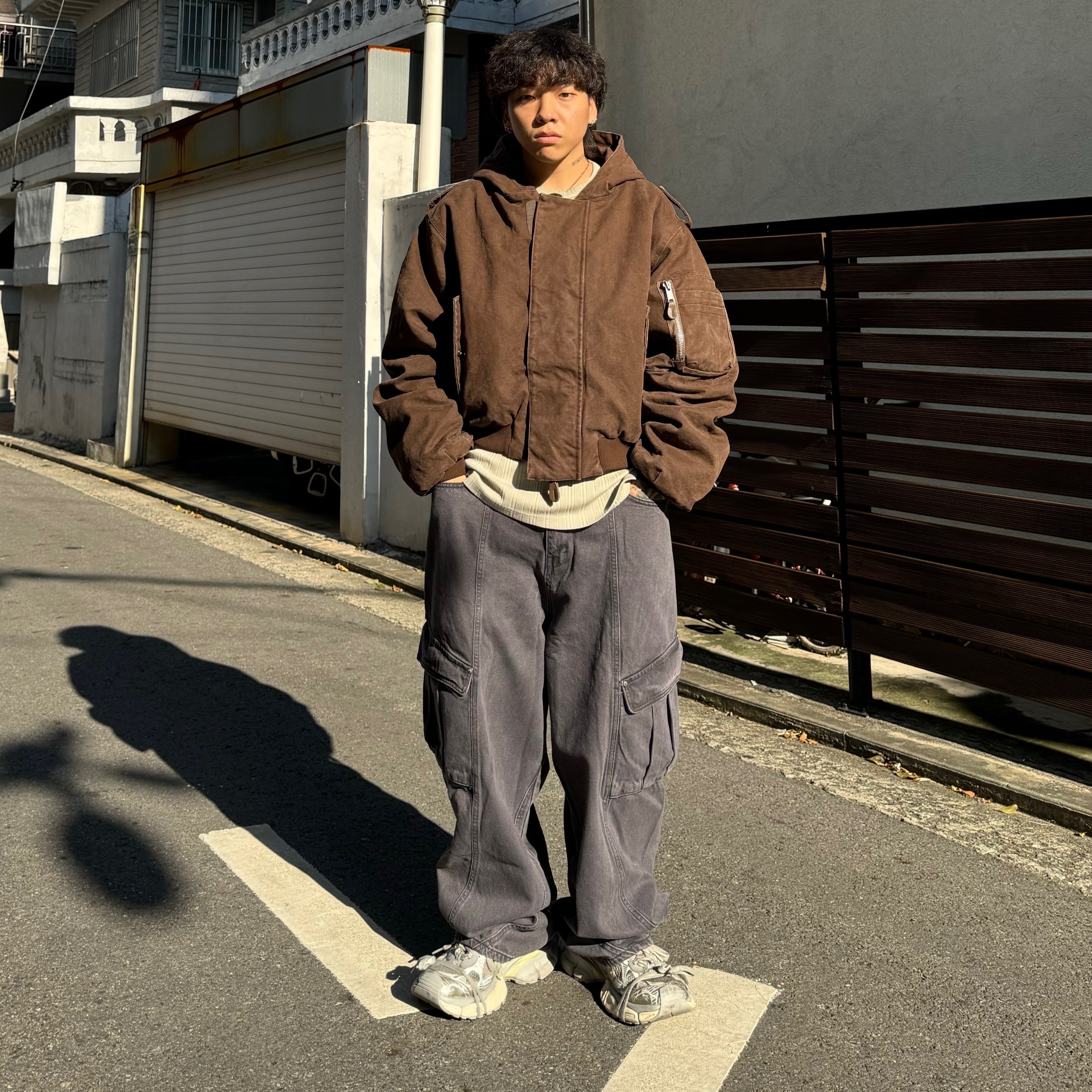[KREAM 단독] Ballute Curved Cargo Cutting Line Pants 착용 스타일 - 3