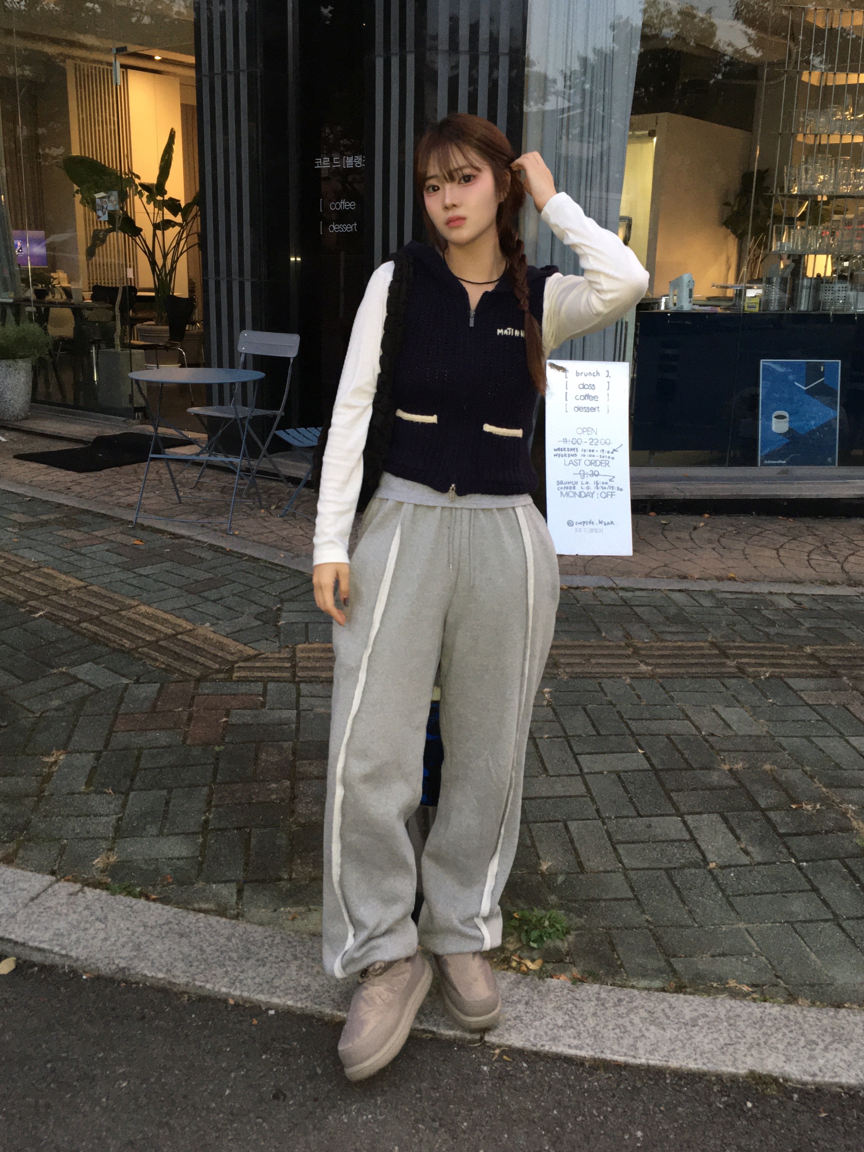 (W) Matin Kim Pocket Hoody Zip Up Knit Vest Navy, COS Quilted Mini Bag Black 착용 스타일 - 4