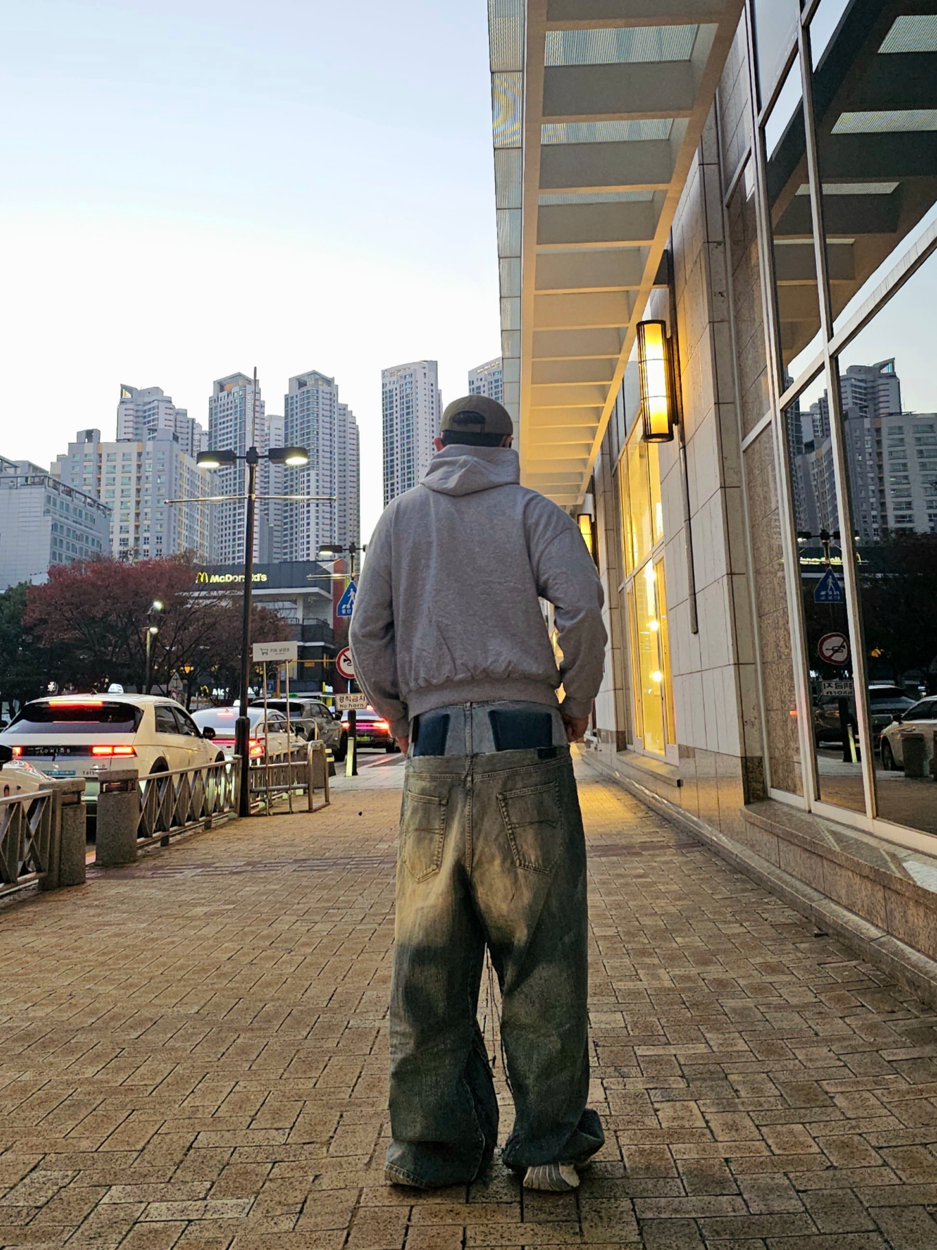 Balenciaga Up Baggy Pants Blue, Balenciaga Stapler Sneaker Beige Grey 착용 스타일 - 6