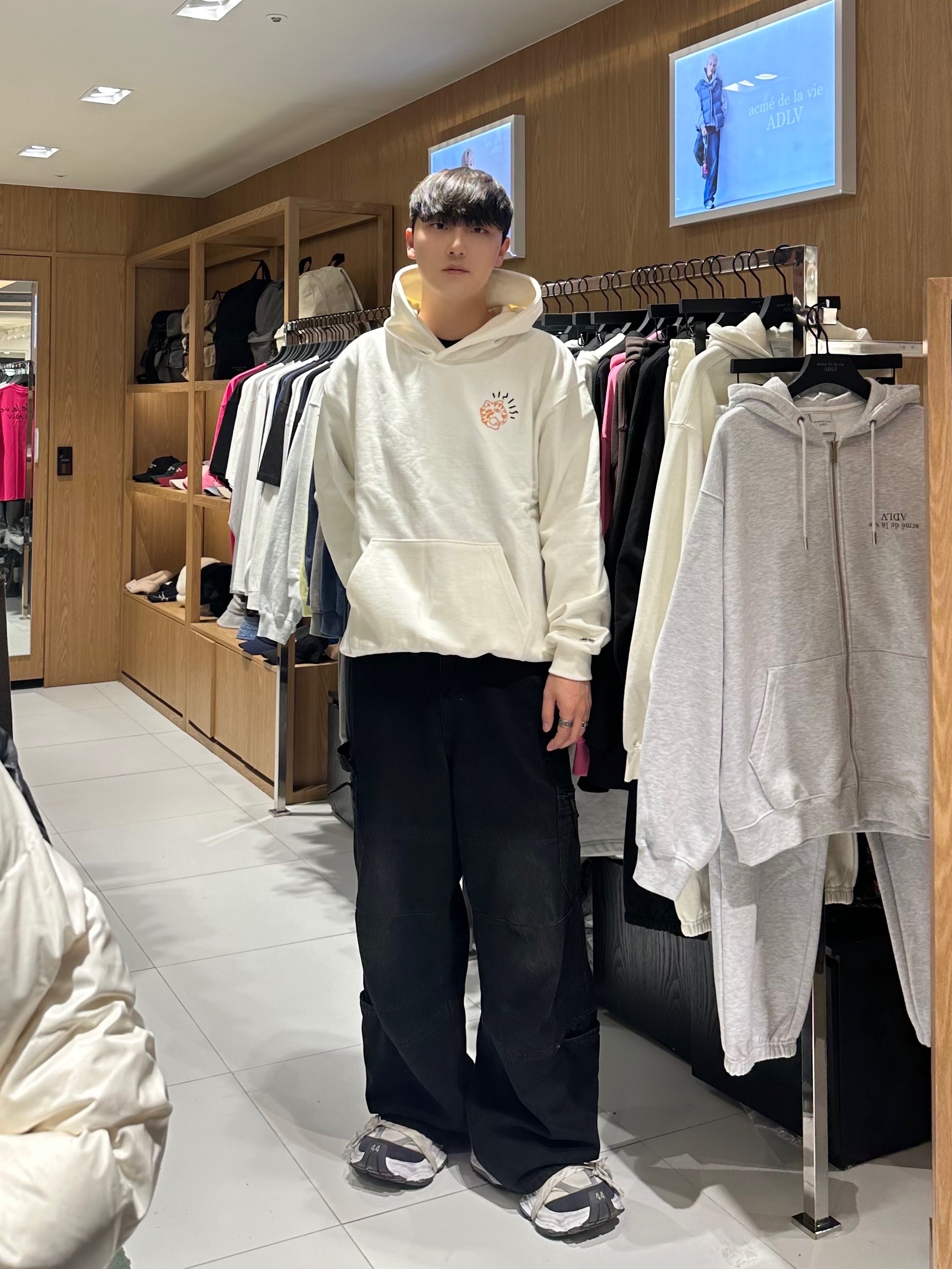 Balenciaga Cargo Sneakers White Grey 착용 스타일 - 1