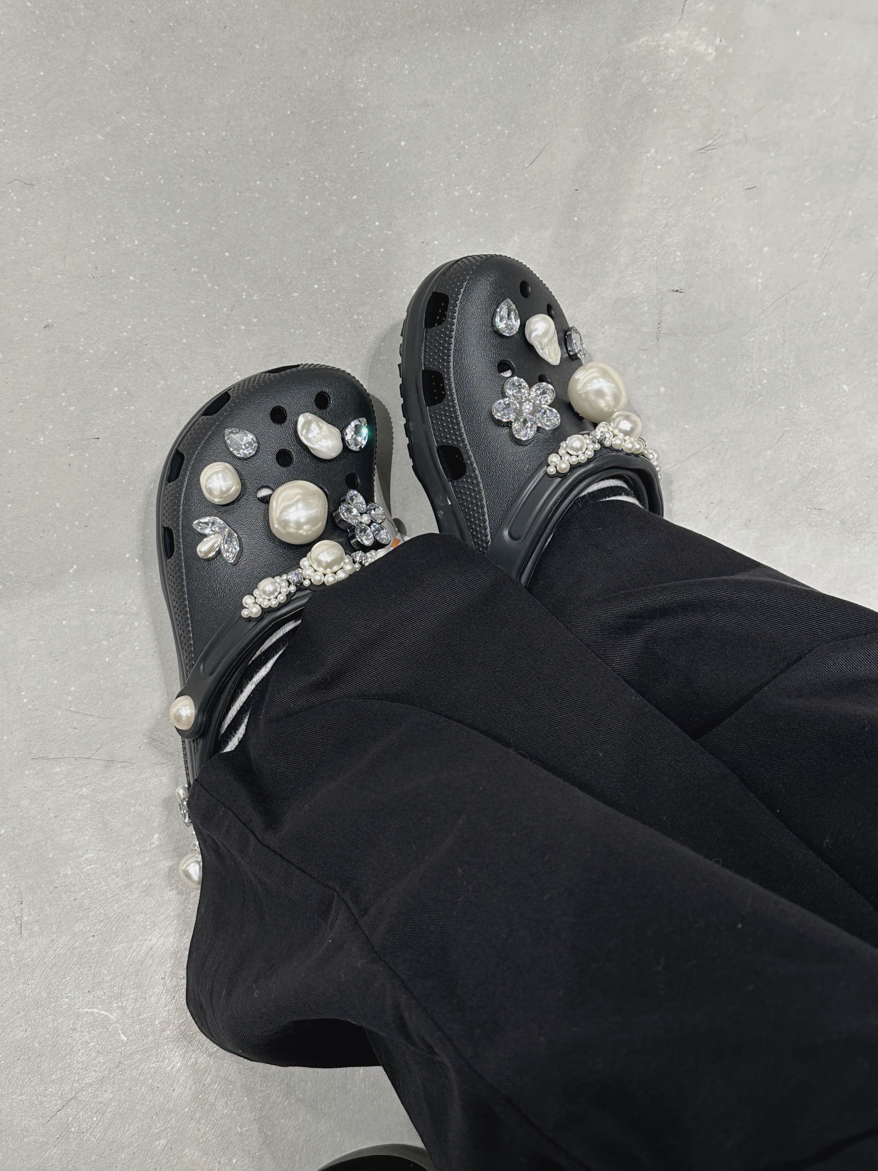 Prada Pocono Nylon Quilted Chain Shoulder Bag Black, (W) Crocs x Simone Rocha Stomp Clog Black 착용 스타일 - 3