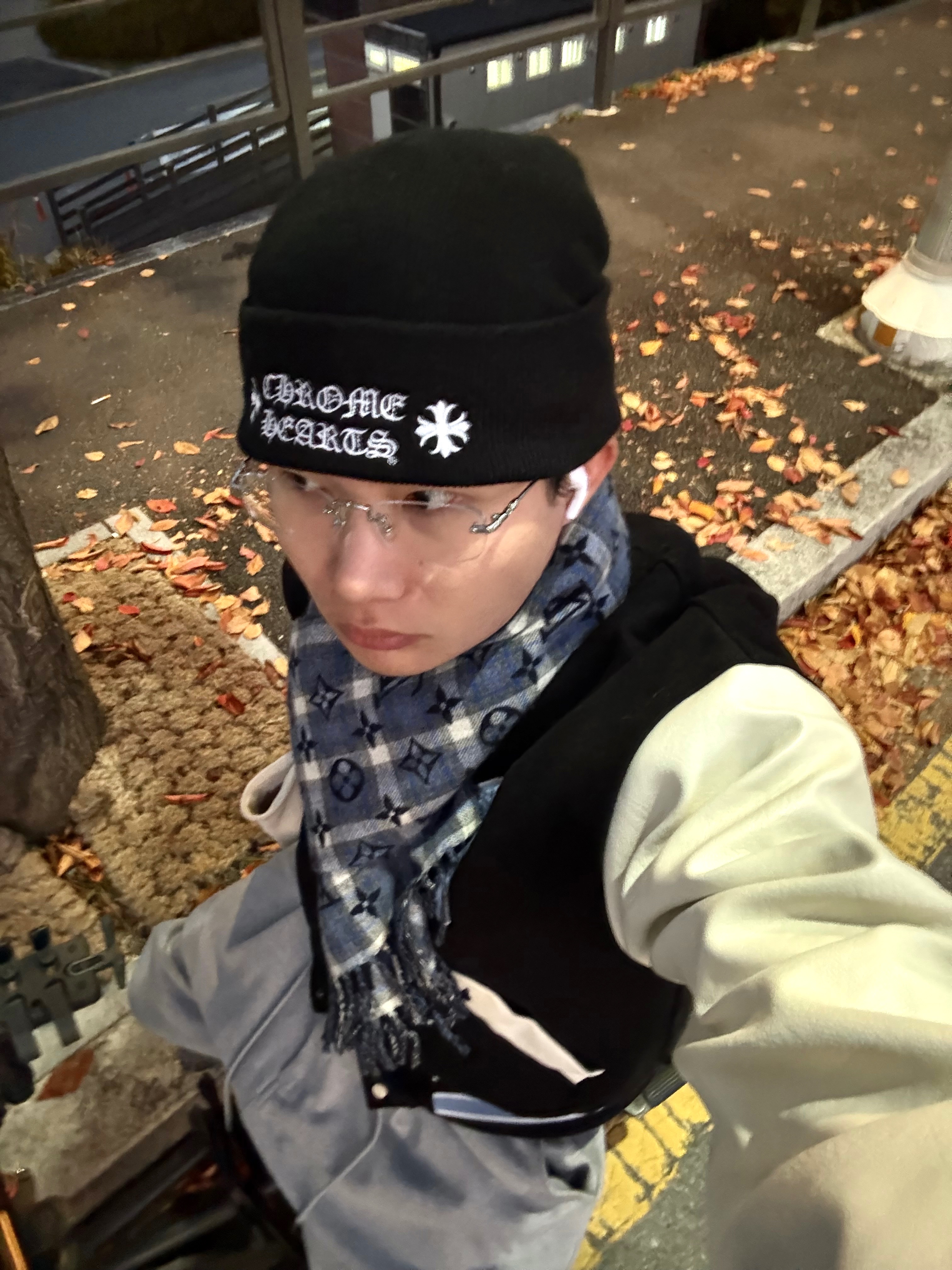 Chrome Hearts Logo Beanie Black, Louis Vuitton Monogram Gradient Tartan City Muffler Blue 착용 스타일