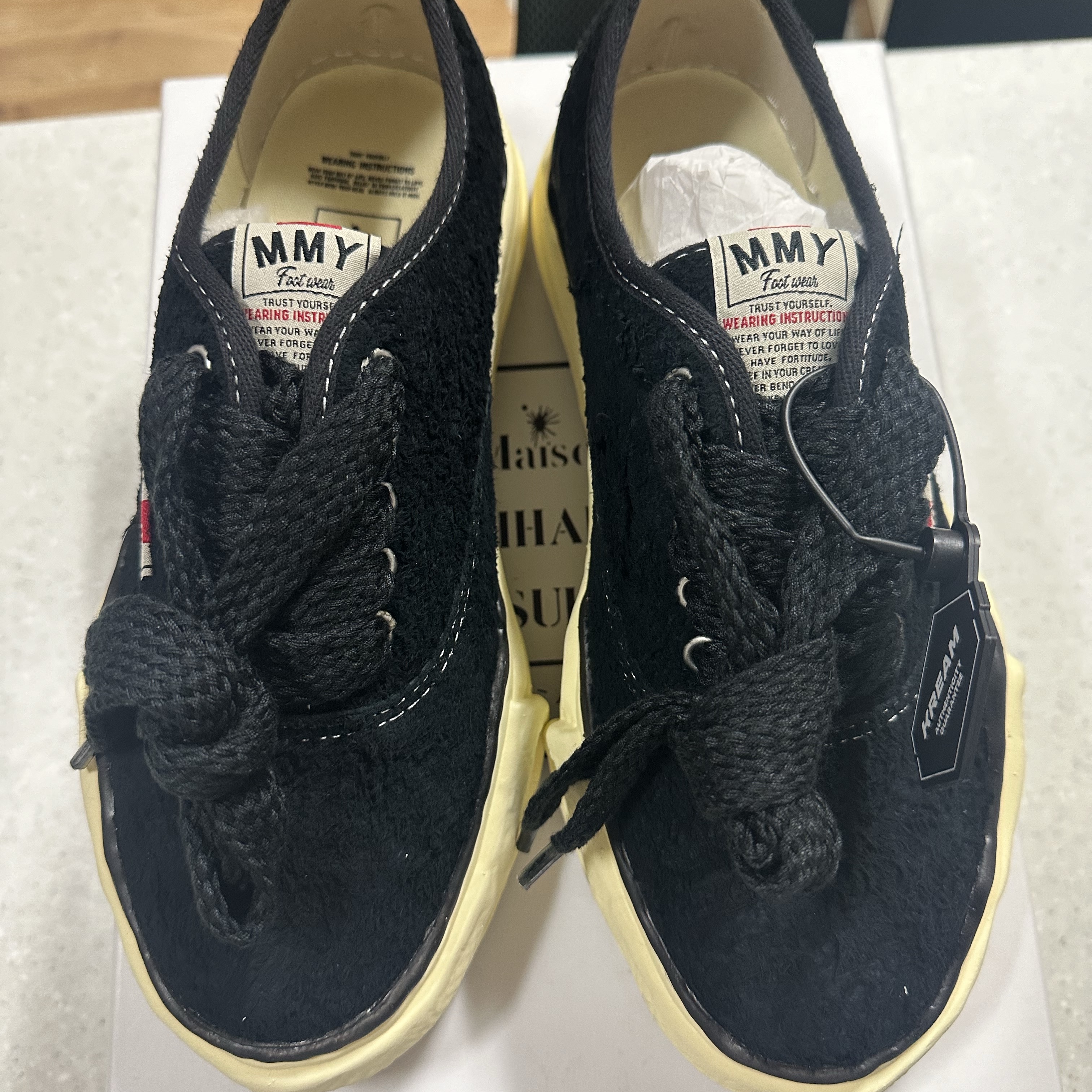 Maison Mihara Yasuhiro Baker OG Sole Broken Suede Low-top Sneakers Black 착용 스타일