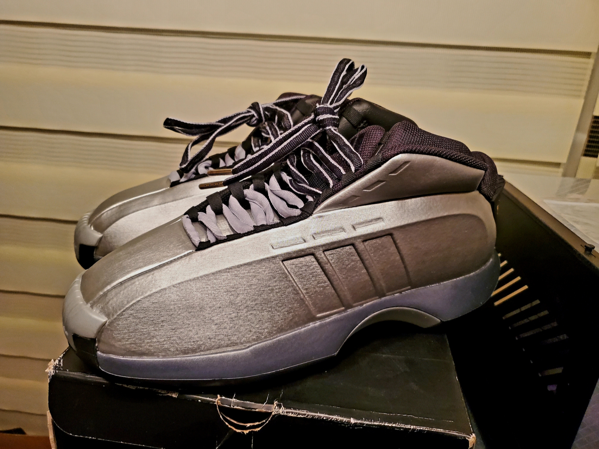 Adidas Crazy 1 Matte Silver Core Black 착용 스타일 - 1