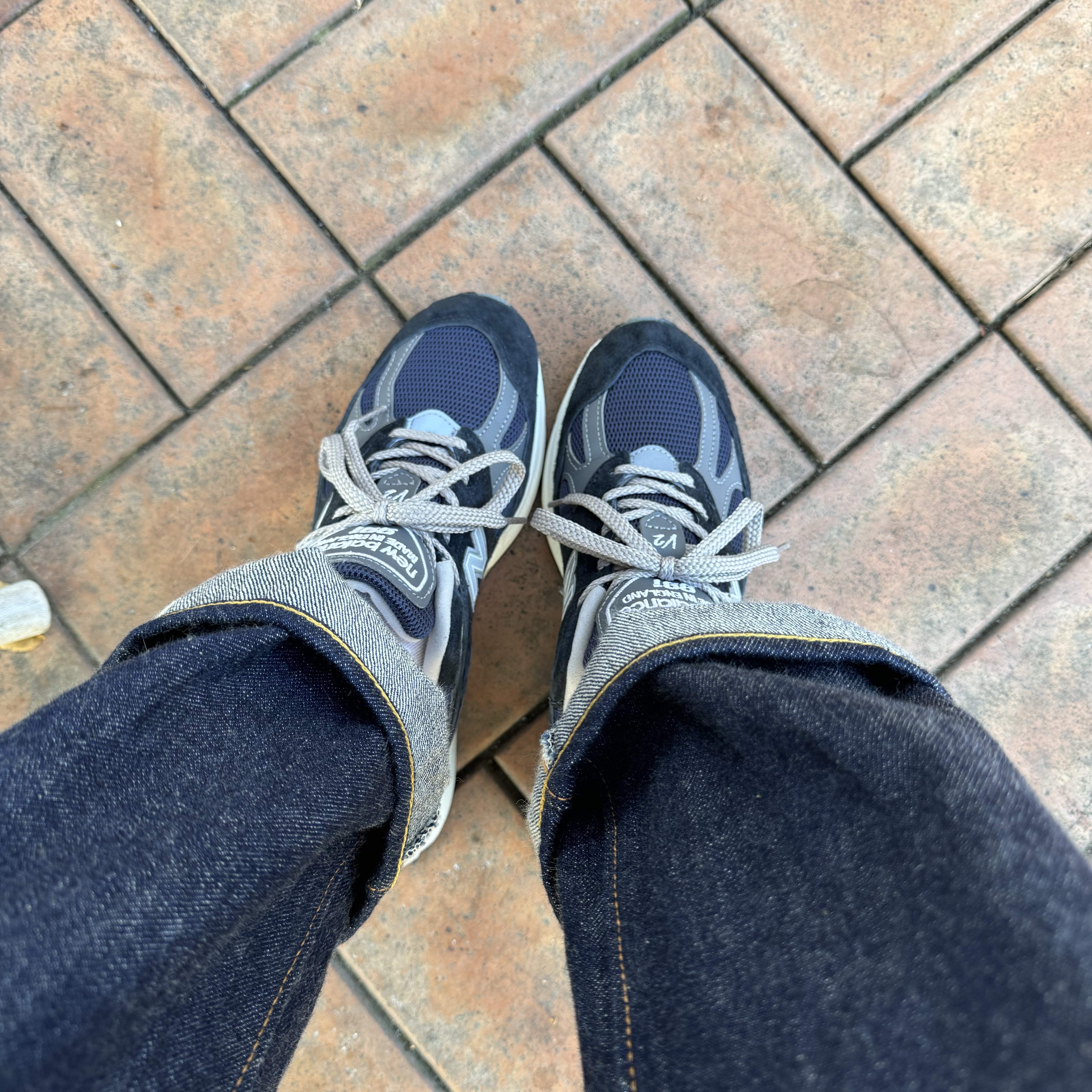 New Balance 991v2 Made in UK Dark Navy Smoked Pearl 착용 스타일