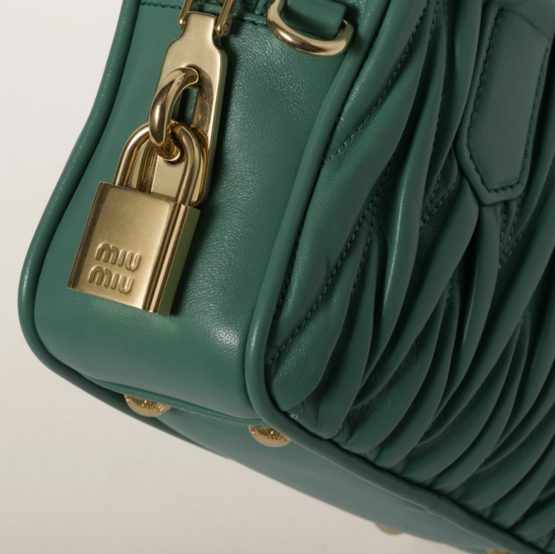 Miu Miu Matelasse Nappa Leather Top Handle Bag Sage Green 착용 스타일 - 5