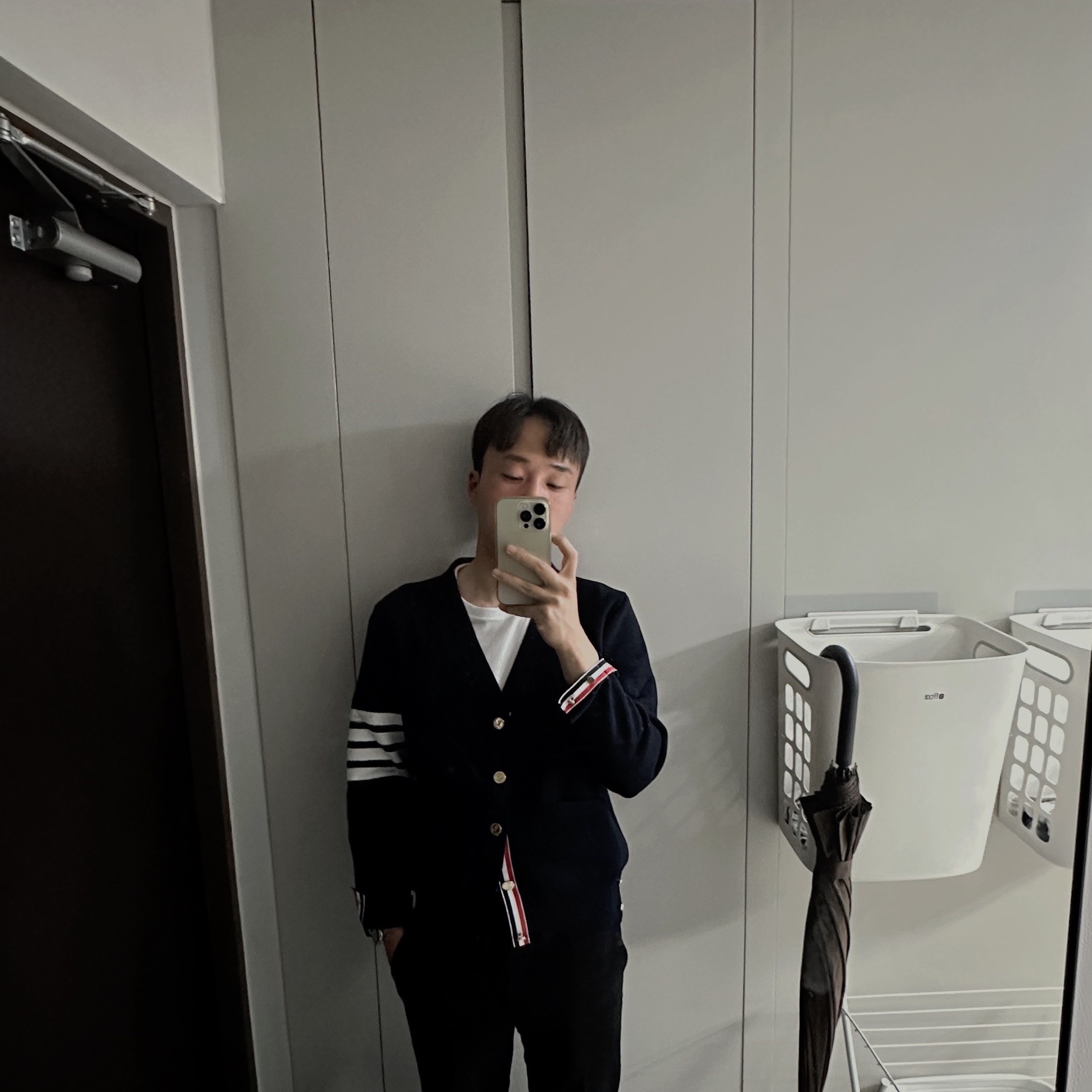 Thom Browne Milano Stitch 4-Bar Cardigan Navy 착용 스타일