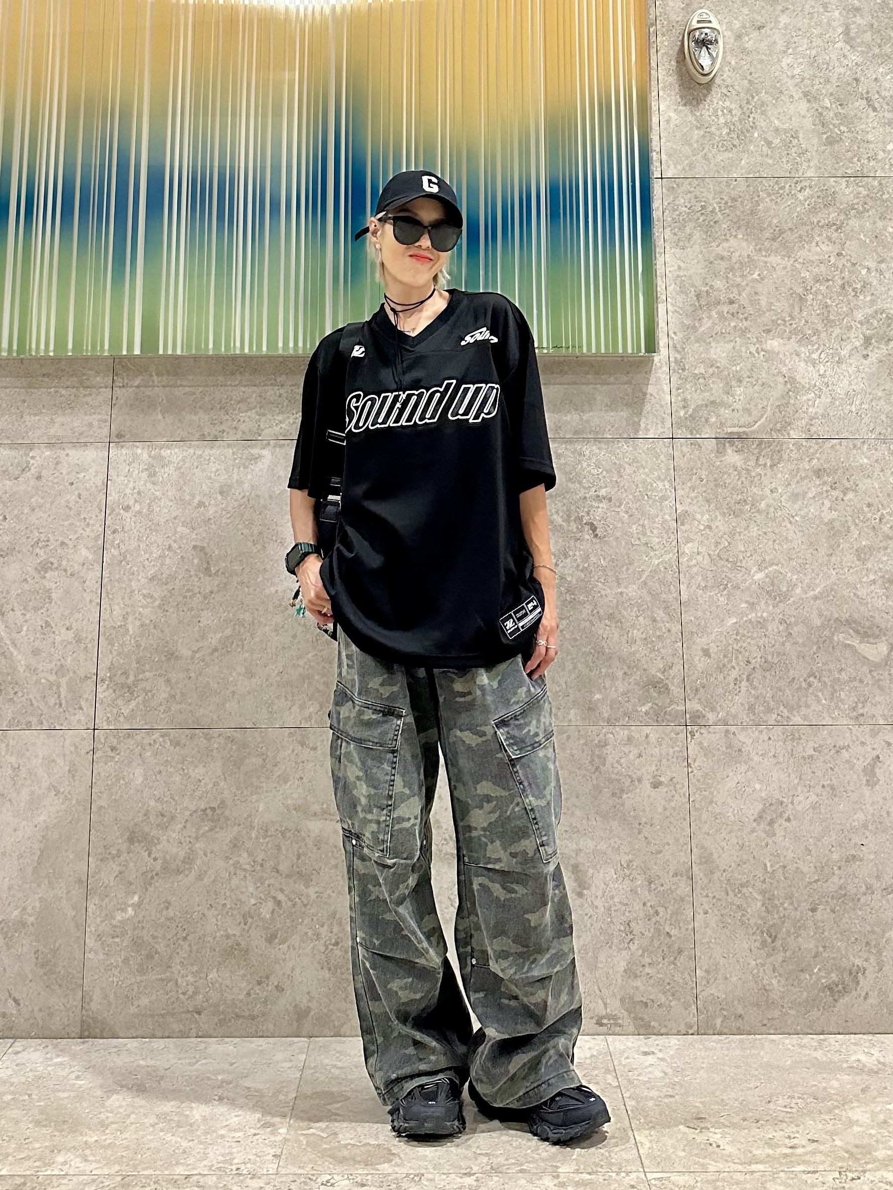 Balenciaga Track Sneakers Triple Black, Prada Re-Nylon and Saffiano Leather Shoulder Bag Black 착용 스타일 - 1
