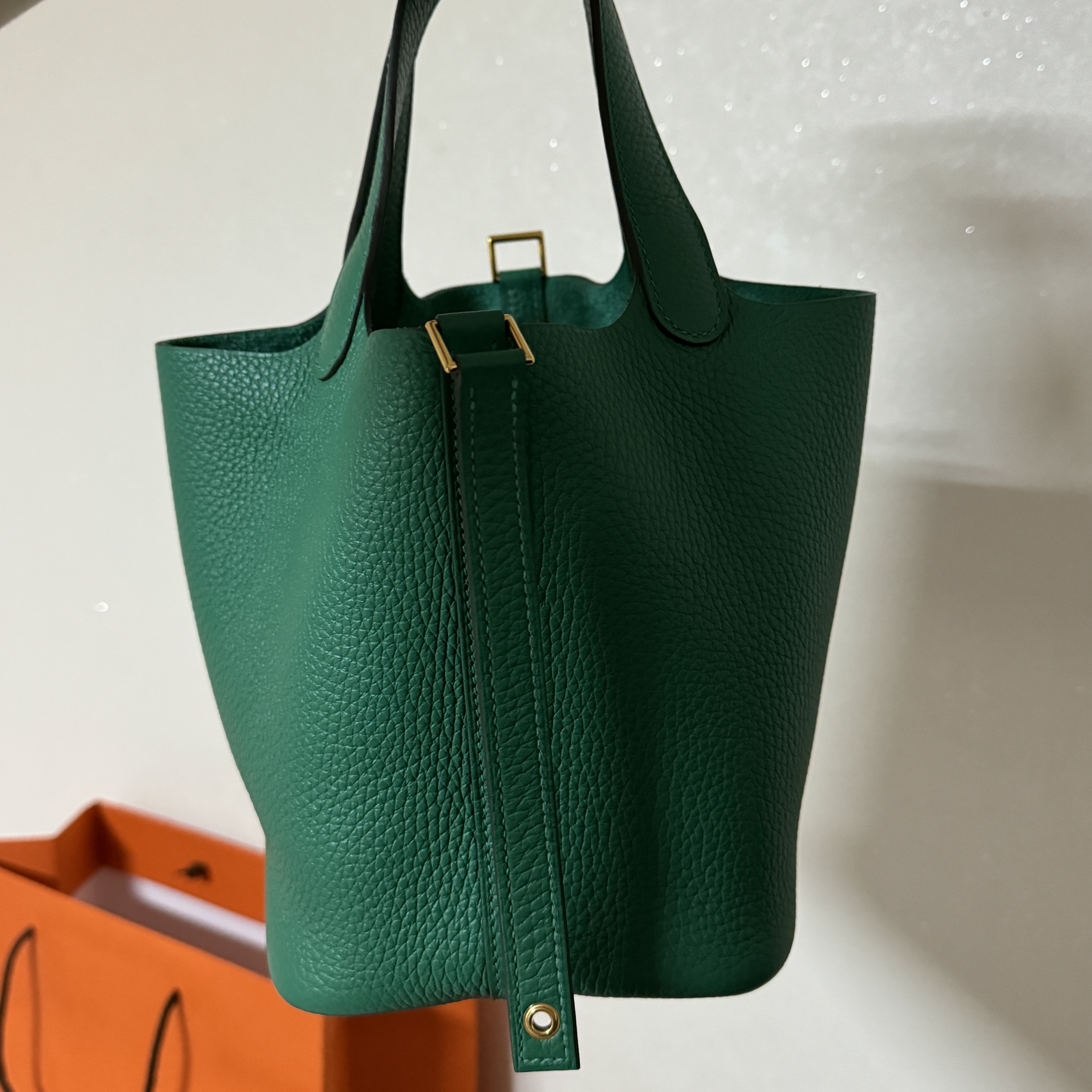 Hermes Picotin Lock 18 Bag Clemence & Gold Vert Vertigo 착용 스타일
