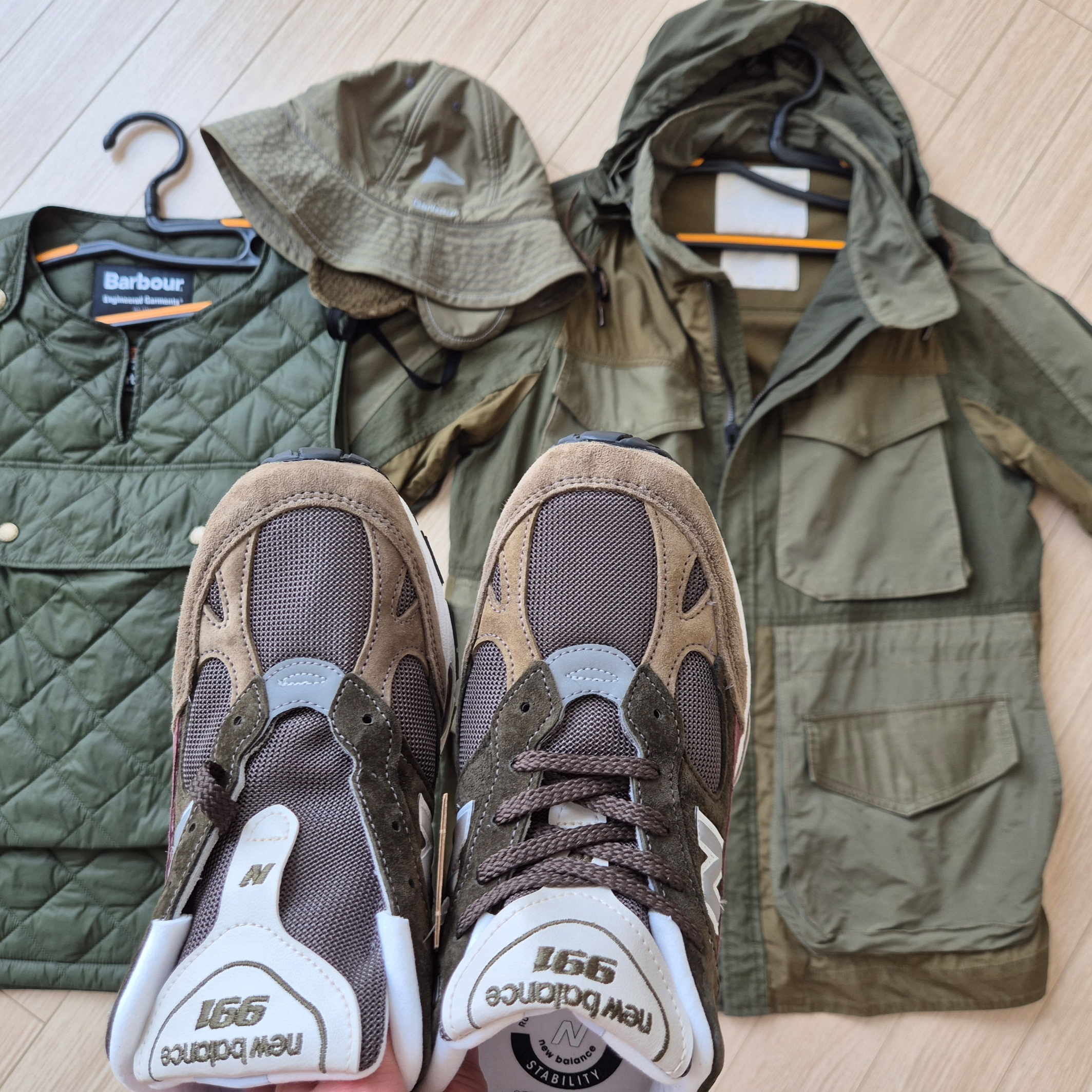 New Balance 991 Made in UK Brown Yellow 착용 스타일 - 3