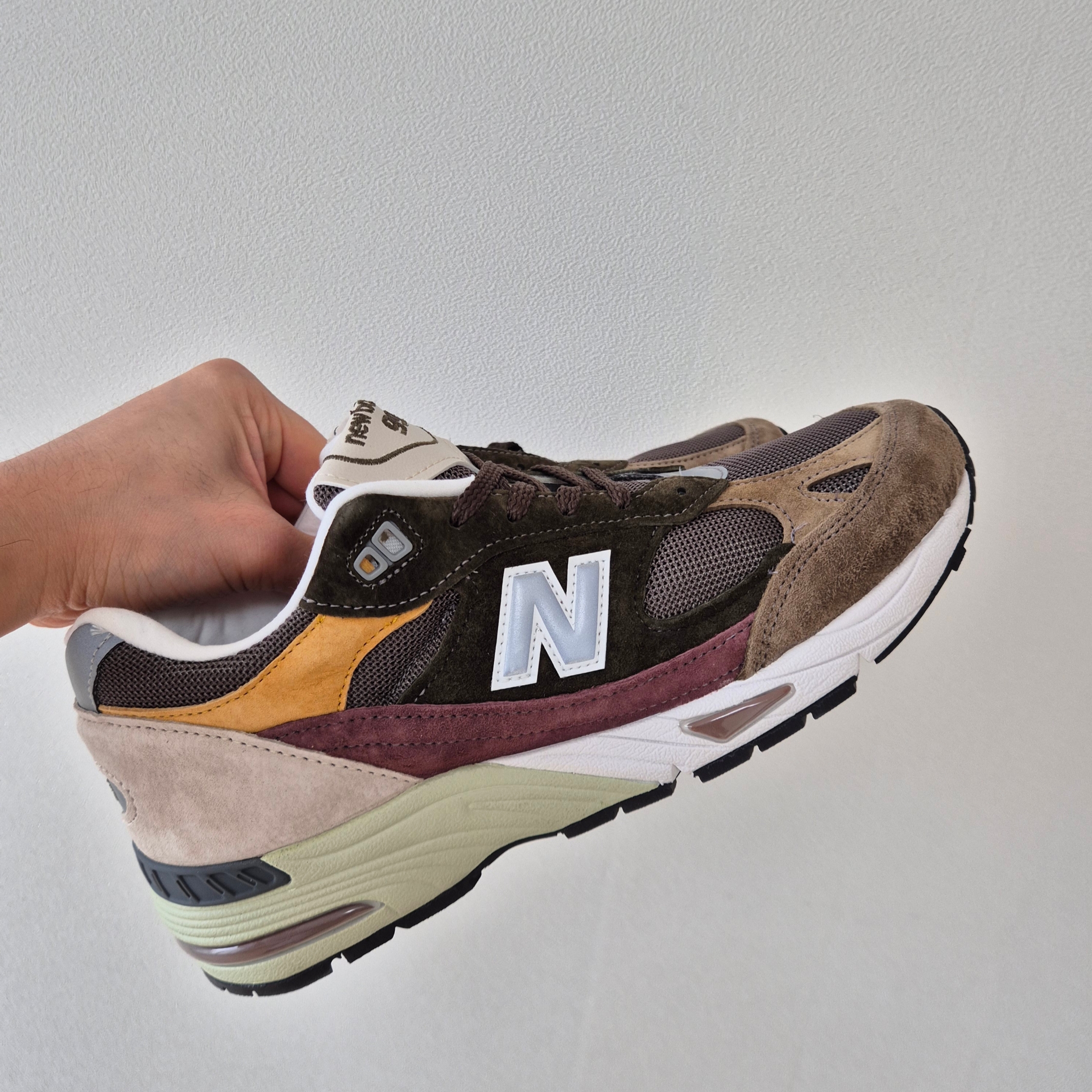 New Balance 991 Made in UK Brown Yellow 착용 스타일 - 1