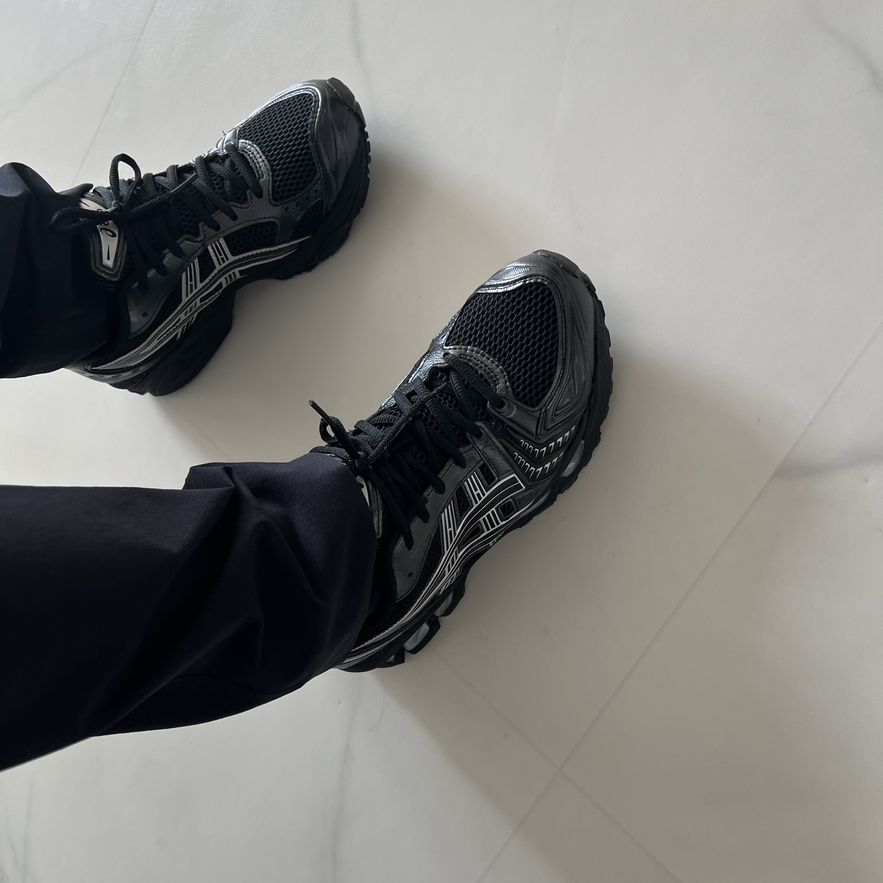 Asics Gel-Kayano 14 Black Pure Silver 착용 스타일 - 2