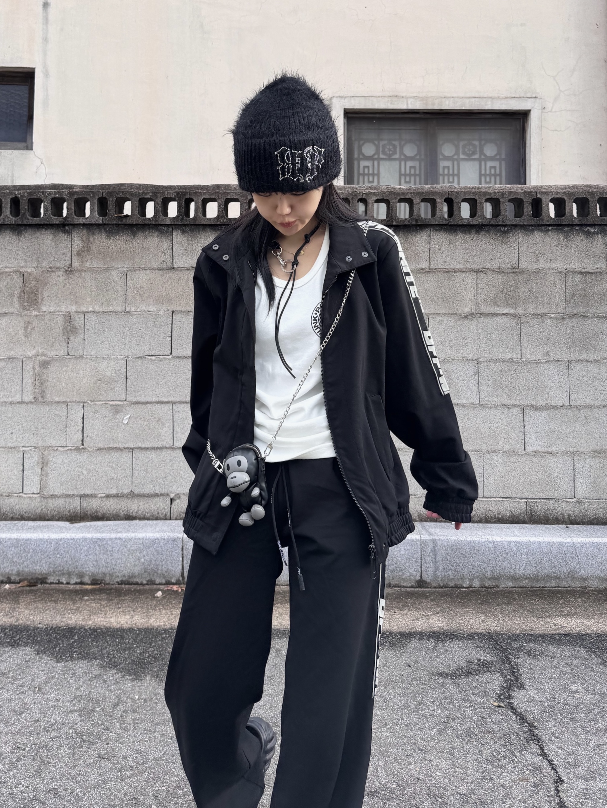 BAPE Baby Milo Mini Shoulder Bag Black, Crocs x Feng Chen Wang Echo Clog Black 착용 스타일 - 1