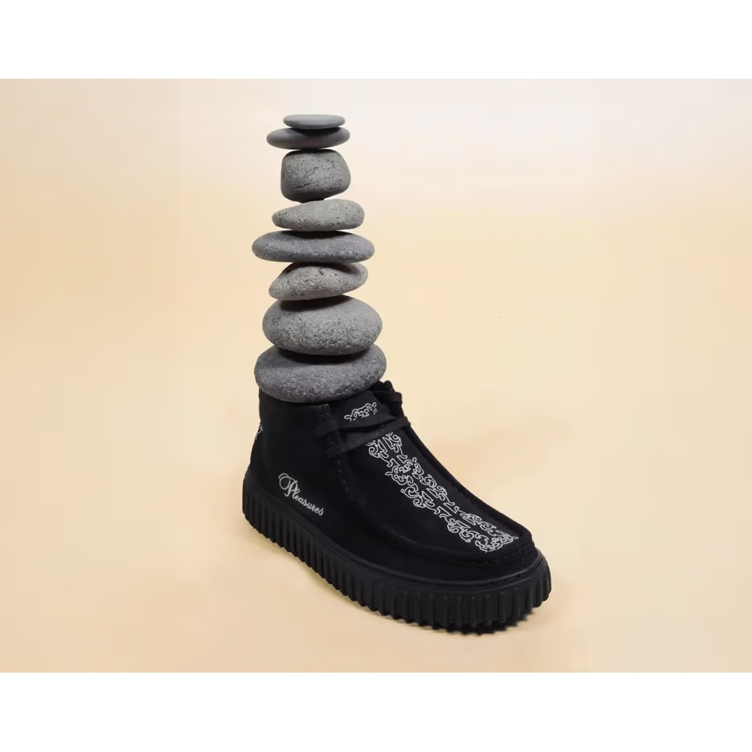 Clarks x Pleasures Torhill Dragon Low Olive Suede, Clarks x Pleasures Woven Torhill Black Suede 착용 스타일 - 2