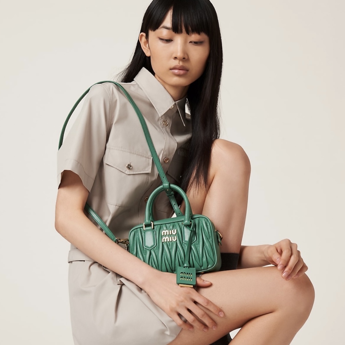 Miu Miu Matelasse Nappa Leather Top Handle Bag Sage Green 착용 스타일 - 6