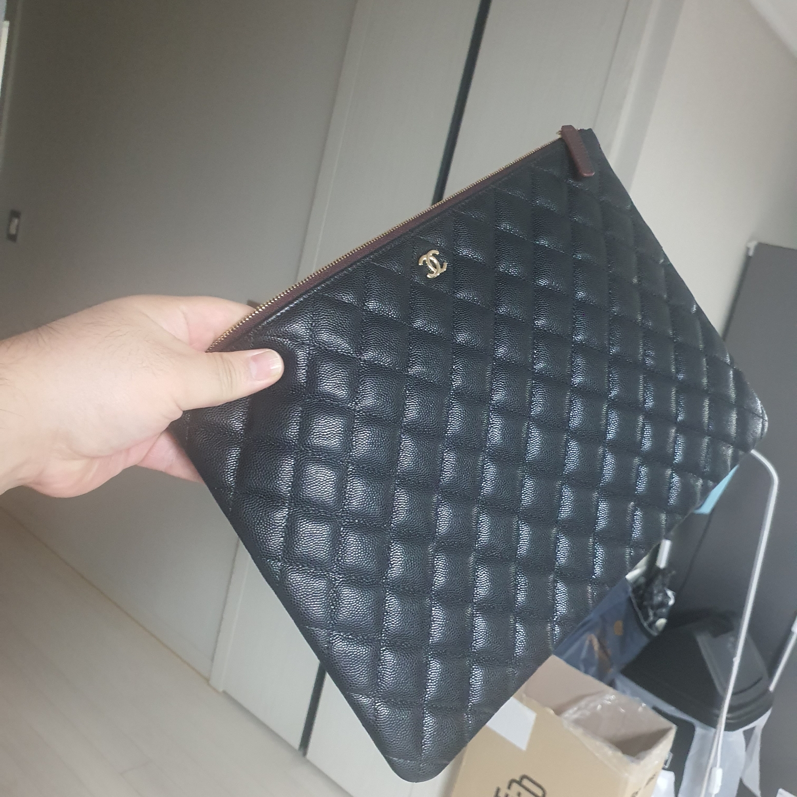 Chanel Large Classic Pouch Grained Calfskin & Gold Black 착용 스타일