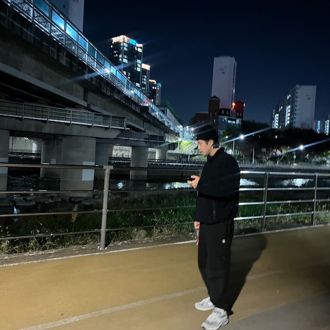 Supreme Polartec Shearling Reversible Pullover Black - 24FW, Stussy Stock Cuff Beanie Black 착용 스타일